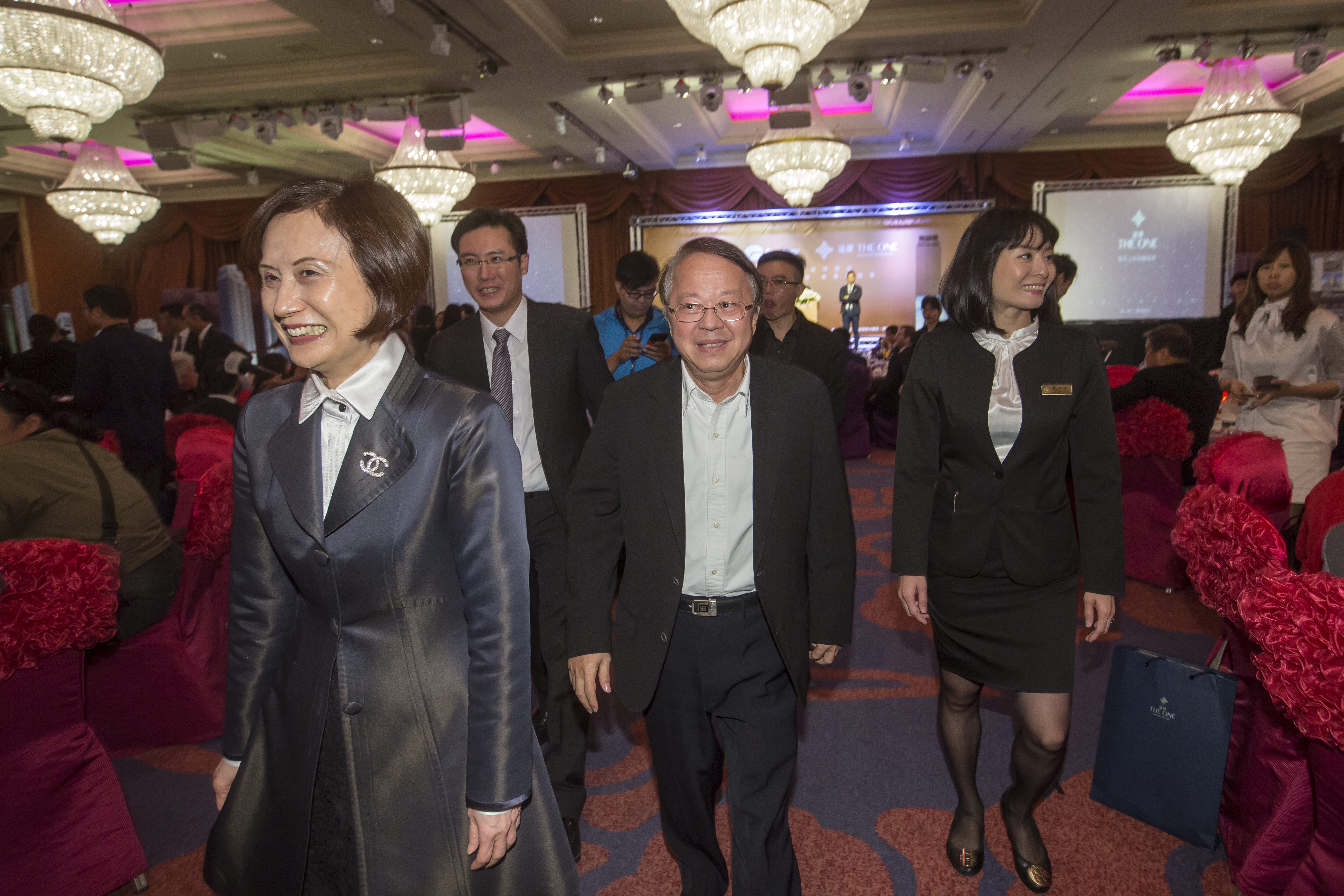 林淑婷（左1）從漢來大飯店的宴會廳業務副理做起，被創辦人侯西峰（中）看中她的業務能力，欽點她擔任專業經理人，管理漢來美食集團。（王均峰攝）