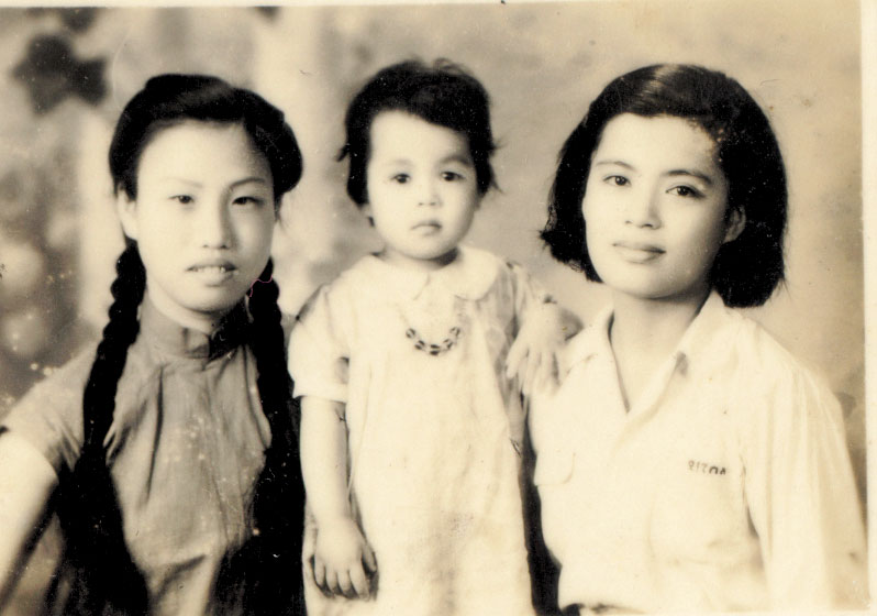 幼年趙可式(中)。她曾自嘲出生於勞動節,導致她一生奔波的命運。左為她的乾姐,右為遠嫁加拿大的姊姊。(趙可式提供)