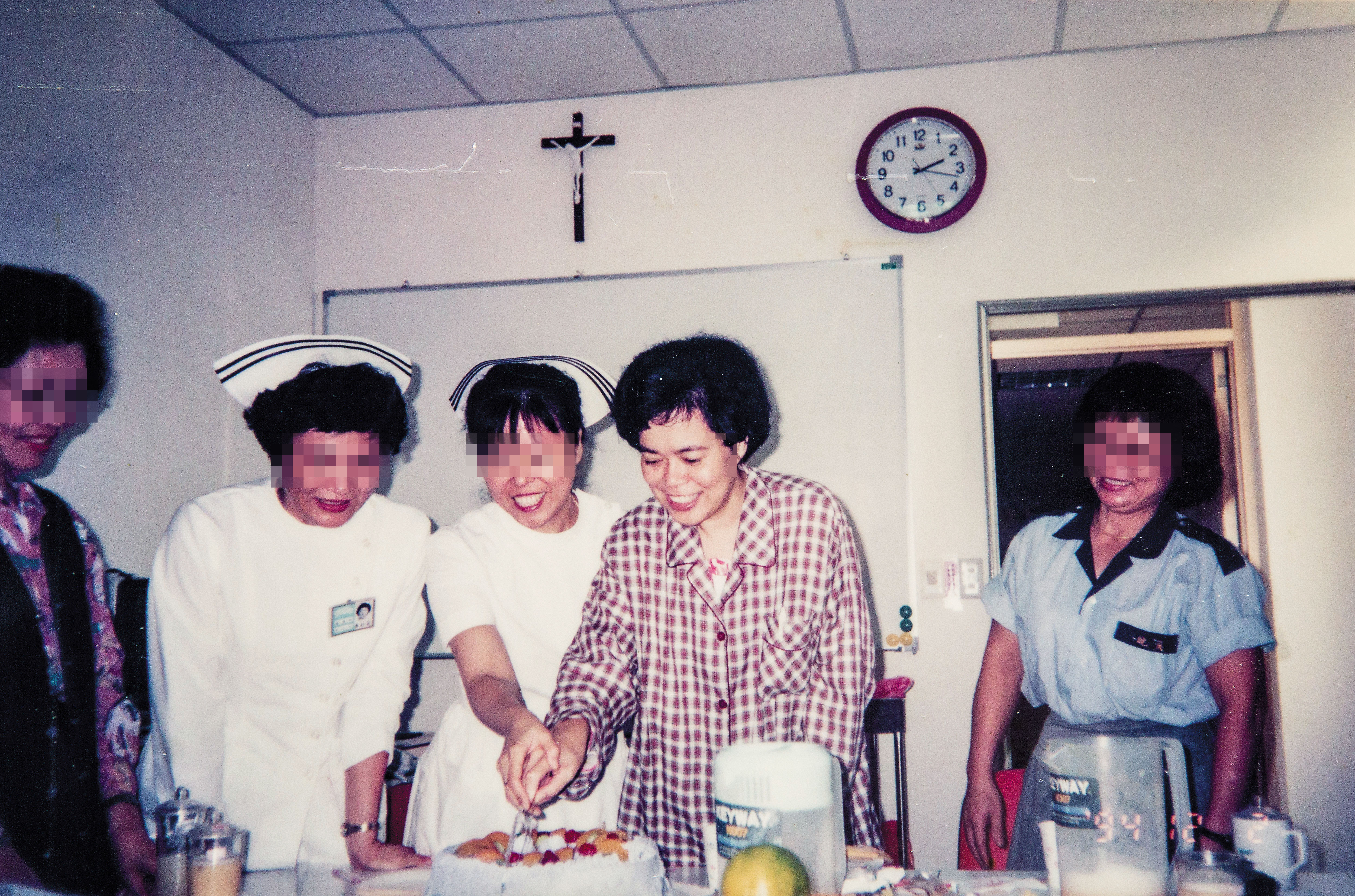 1995年,趙可式(右2)因良性腫瘤又開過一次刀,圖為耕莘醫院病房的護理師們為她慶生。(趙可式提供)
