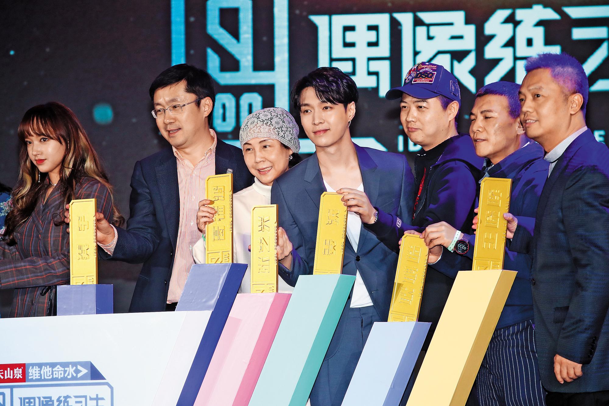 《偶像練習生》北京發布會上,愛奇藝總裁龔宇(左起)、台灣綜藝之母葛福鴻、知名藝人張藝興、愛奇藝副總裁姜濱、高級副總裁耿聃皓、首席內容官王曉暉共同宣布啟動選秀計畫。(東方IC)