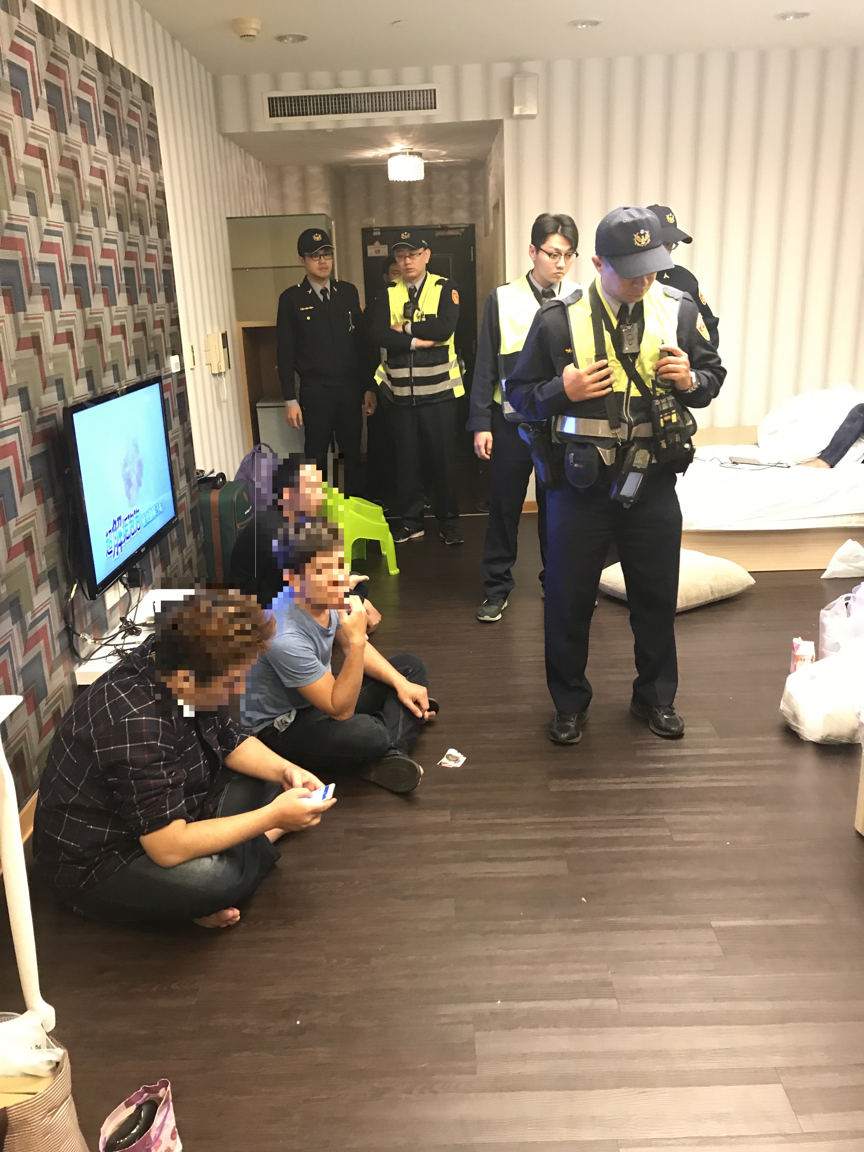 四男兩女在85日租套房要開毒趴，卻因為豬隊友報案反讓毒趴曝光。（警方提供）