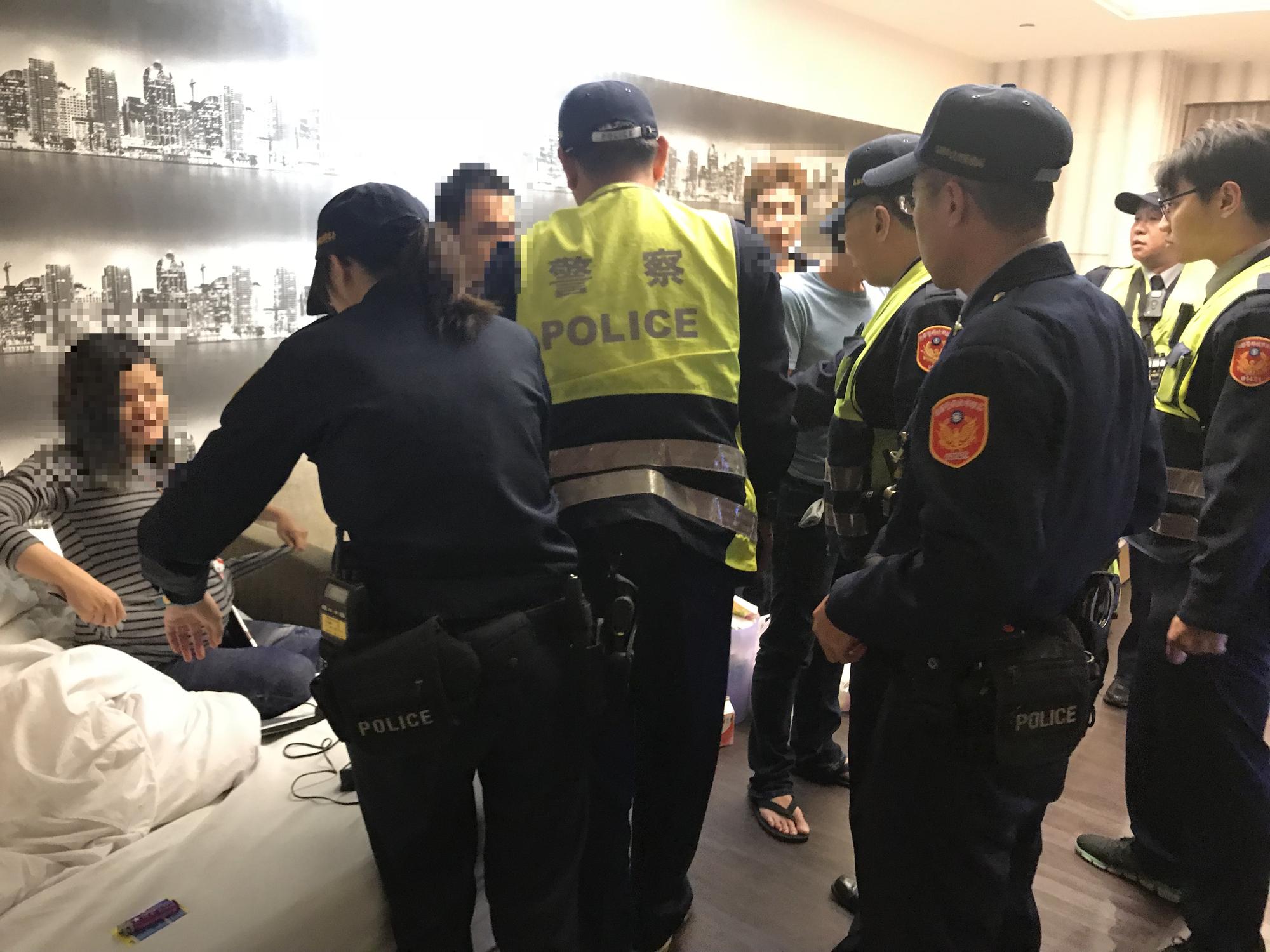警方發現一名懷有8個月身孕的女子竟然還一起吸毒，苦口勸她。（警方提供）