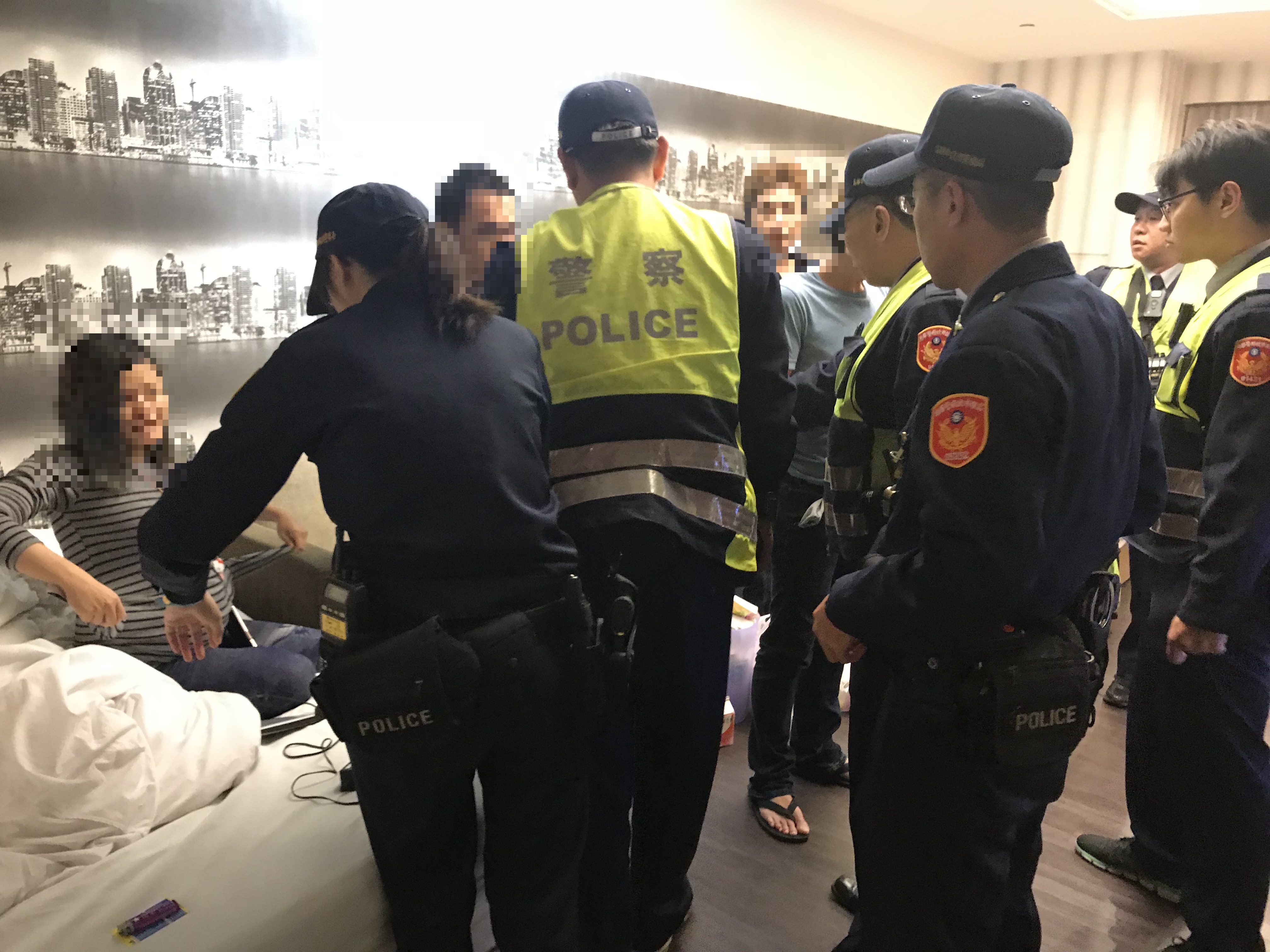 警方發現一名懷有8個月身孕的女子竟然還一起吸毒，苦口勸她。（警方提供）