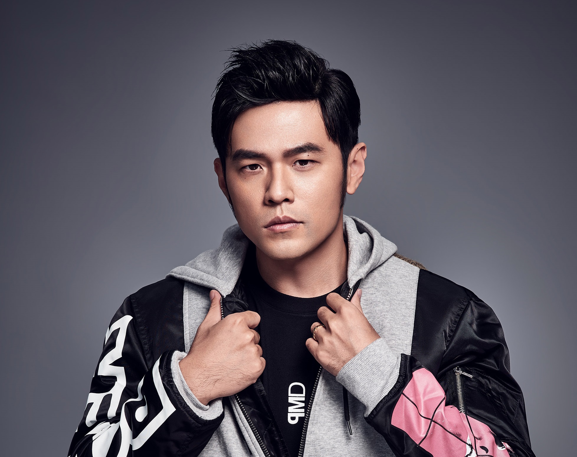 周杰倫的生日單曲〈等你下課〉空降冠軍，歌迷紛紛敲碗拜託天王拍攝真人版MV。（杰威爾提供）