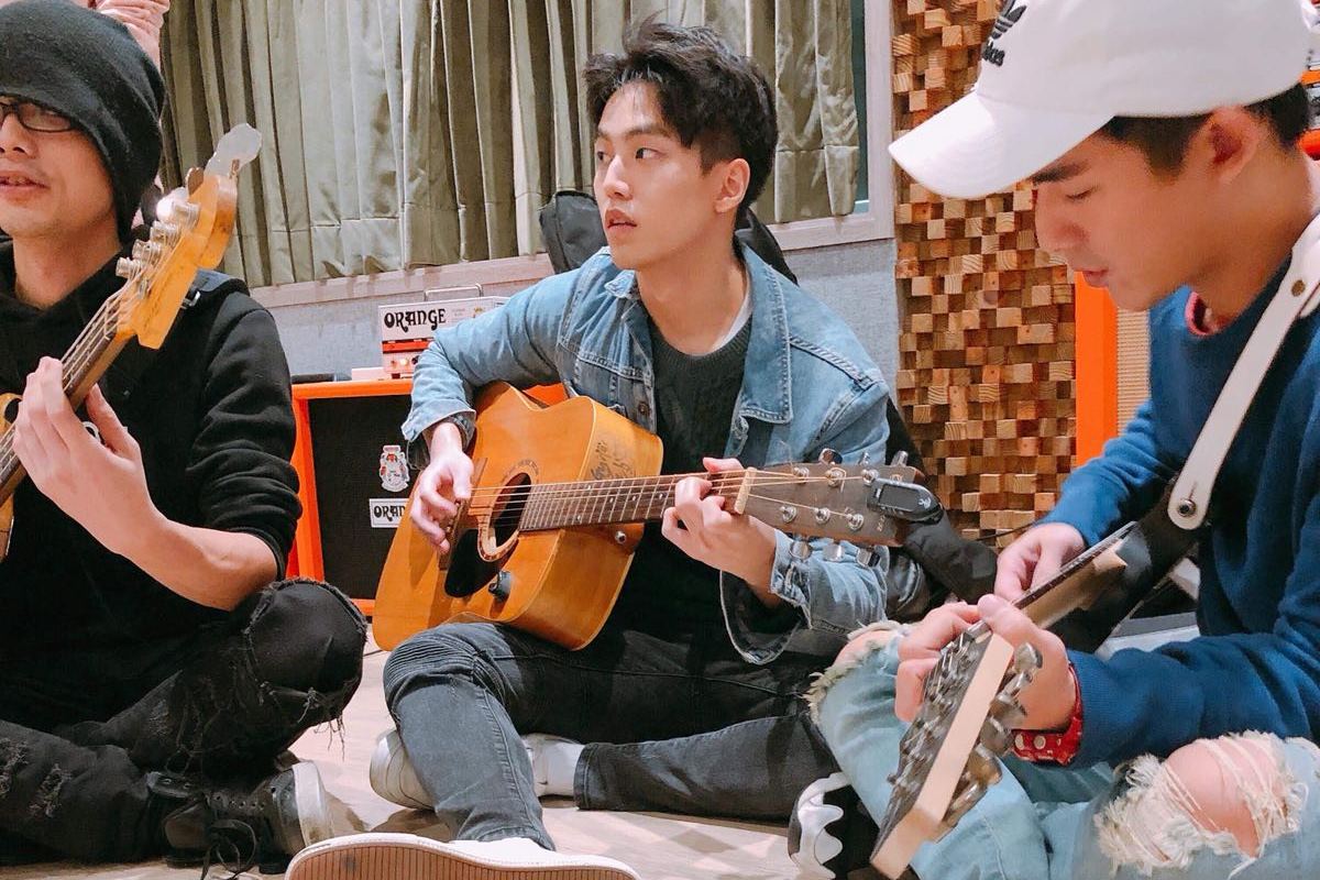 高中曾玩過團，有吉他底子的徐謀俊，開拍前練團時彈起吉他特別得心應手。（海王天璽提供）