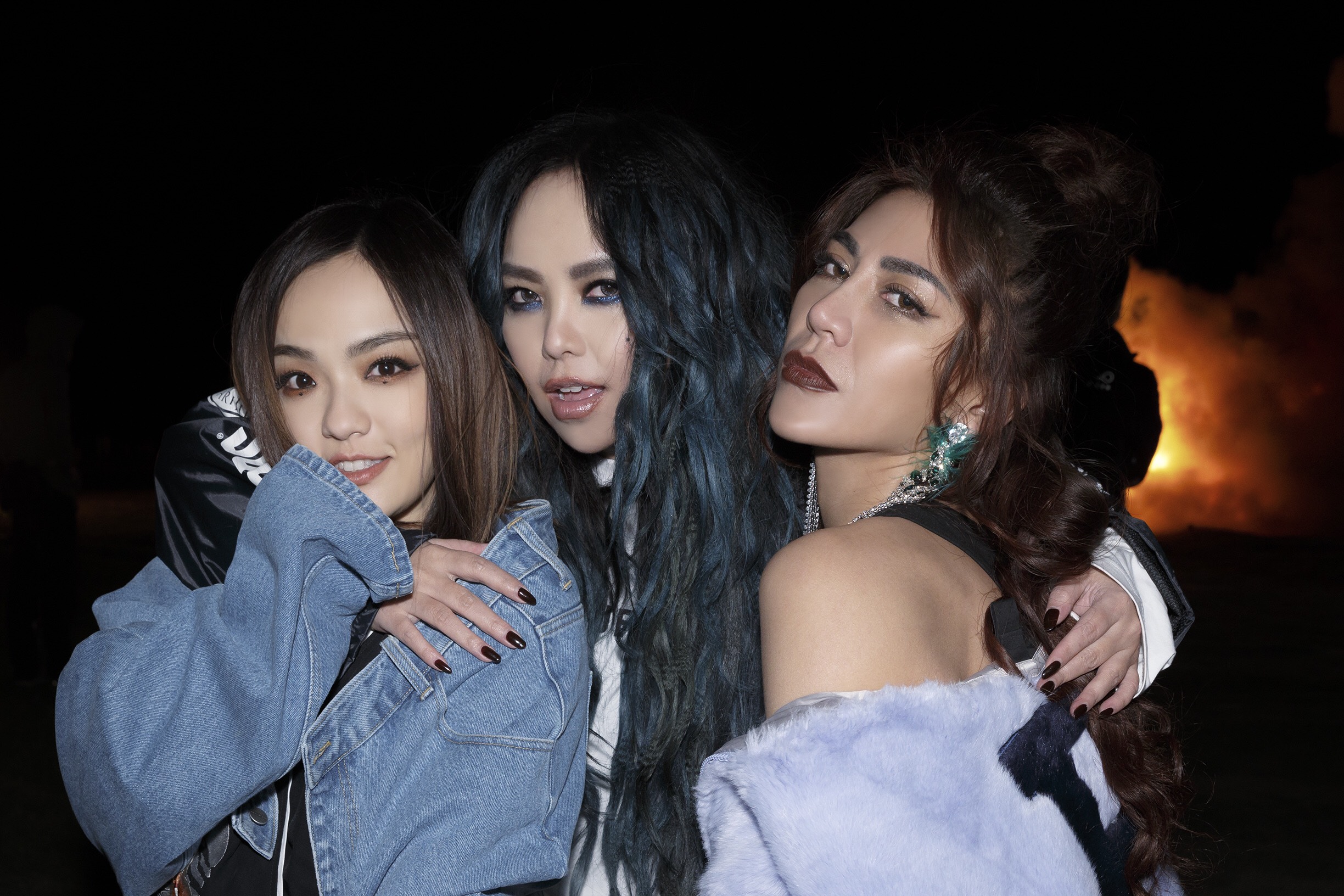 張惠妹（中）邀來艾怡良（右）及徐佳瑩（左）合作新歌〈傲嬌〉，描述女人之間既愛互相比較又缺彼不可的態度。（環球提供）