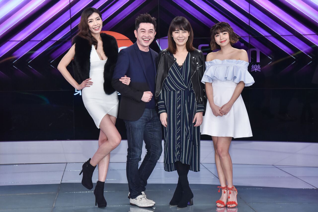 伊林娛樂總經理陳婉若（右二）與旗下藝人曾智希（右）、李明川（左二）與王尹平（左）出席與東森購物合作記者會。（伊林娛樂提供）