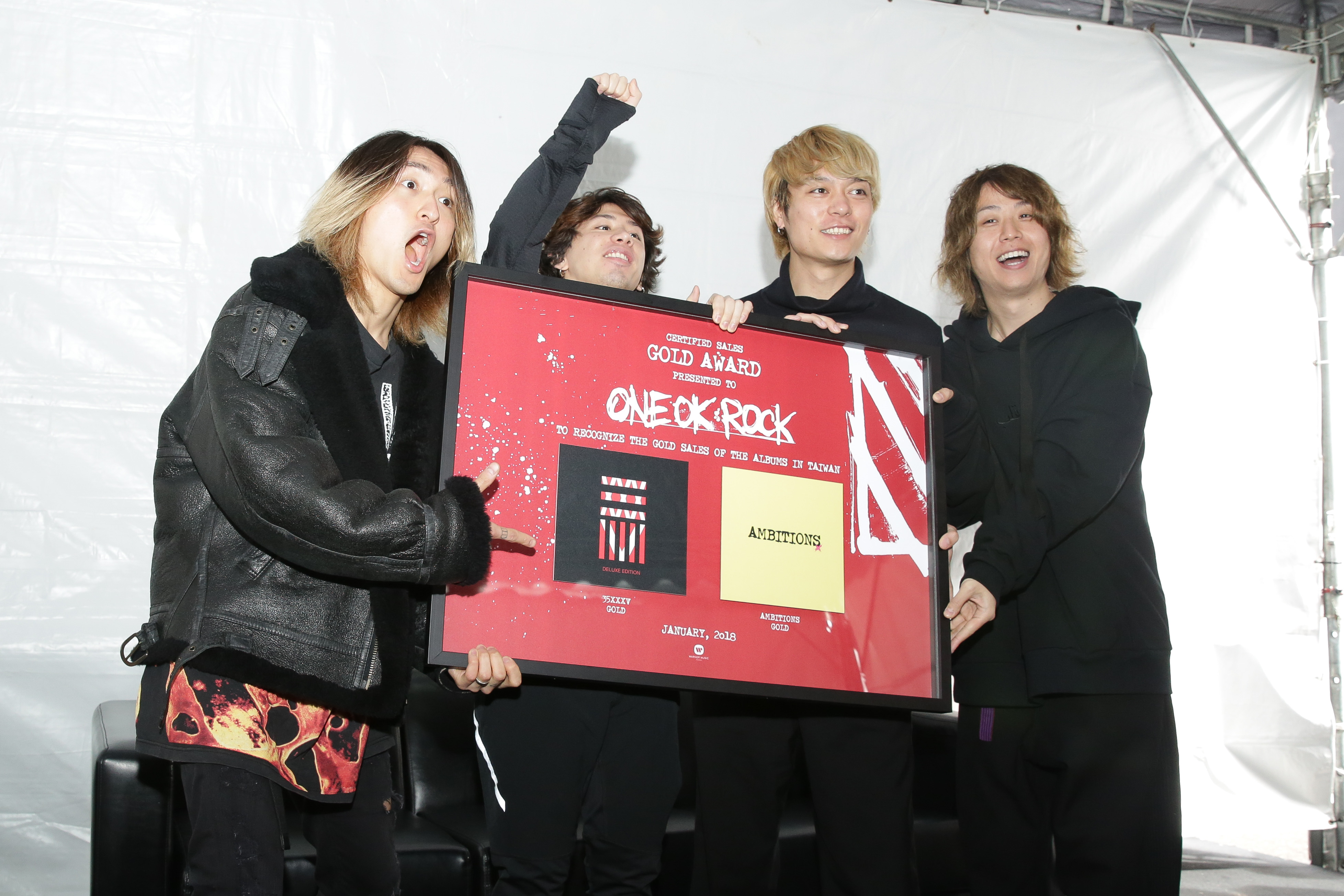 ONE OK ROCK《35XXXV》和《Ambitions》2張專輯都獲得金唱片紀錄。