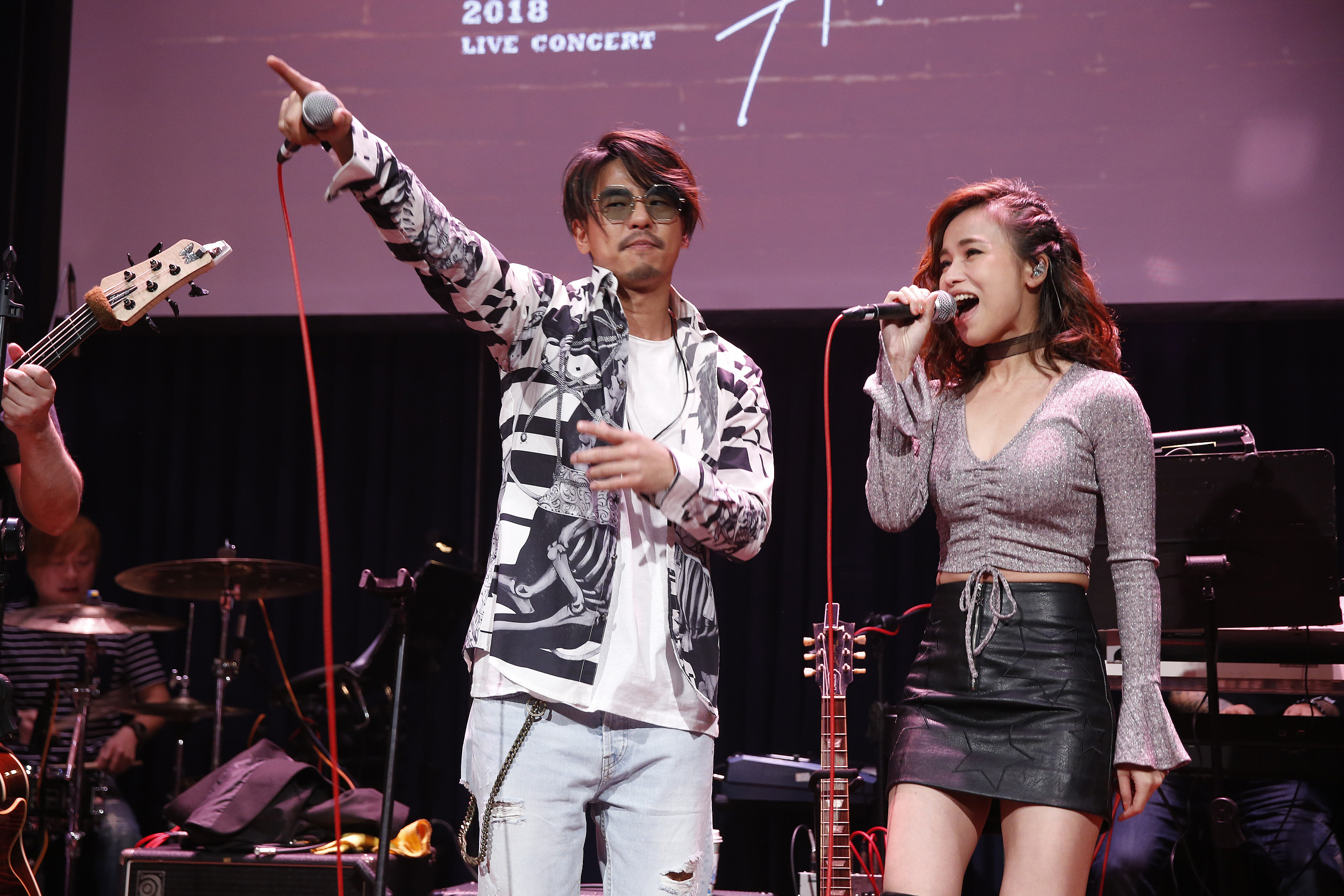 林芯儀穿爆乳裝擔任柯有倫演唱會嘉賓。（種子音樂提供）