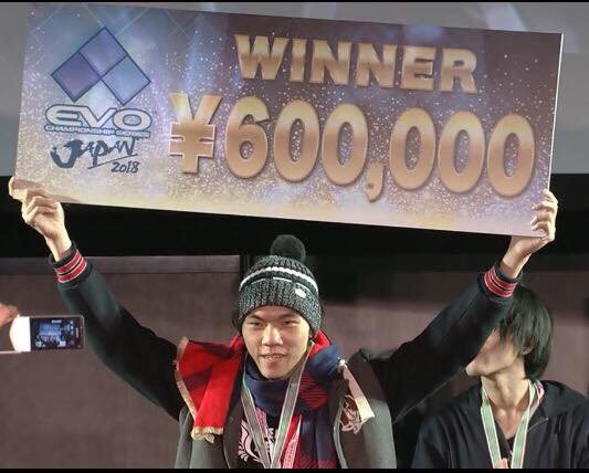 台灣選手曾家鎮奪下《拳皇 XIV》世界冠軍。（圖：翻攝自Dbj大寶劍格鬥電競活動館粉絲專頁）