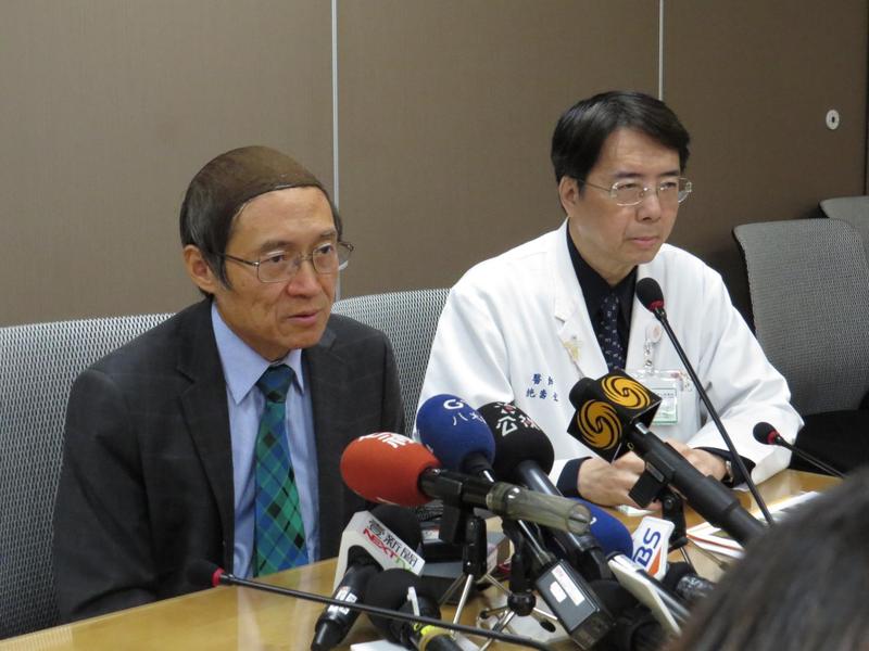 馬偕醫院董事長劉伯恩（左）1月18日遭董事會停權。
