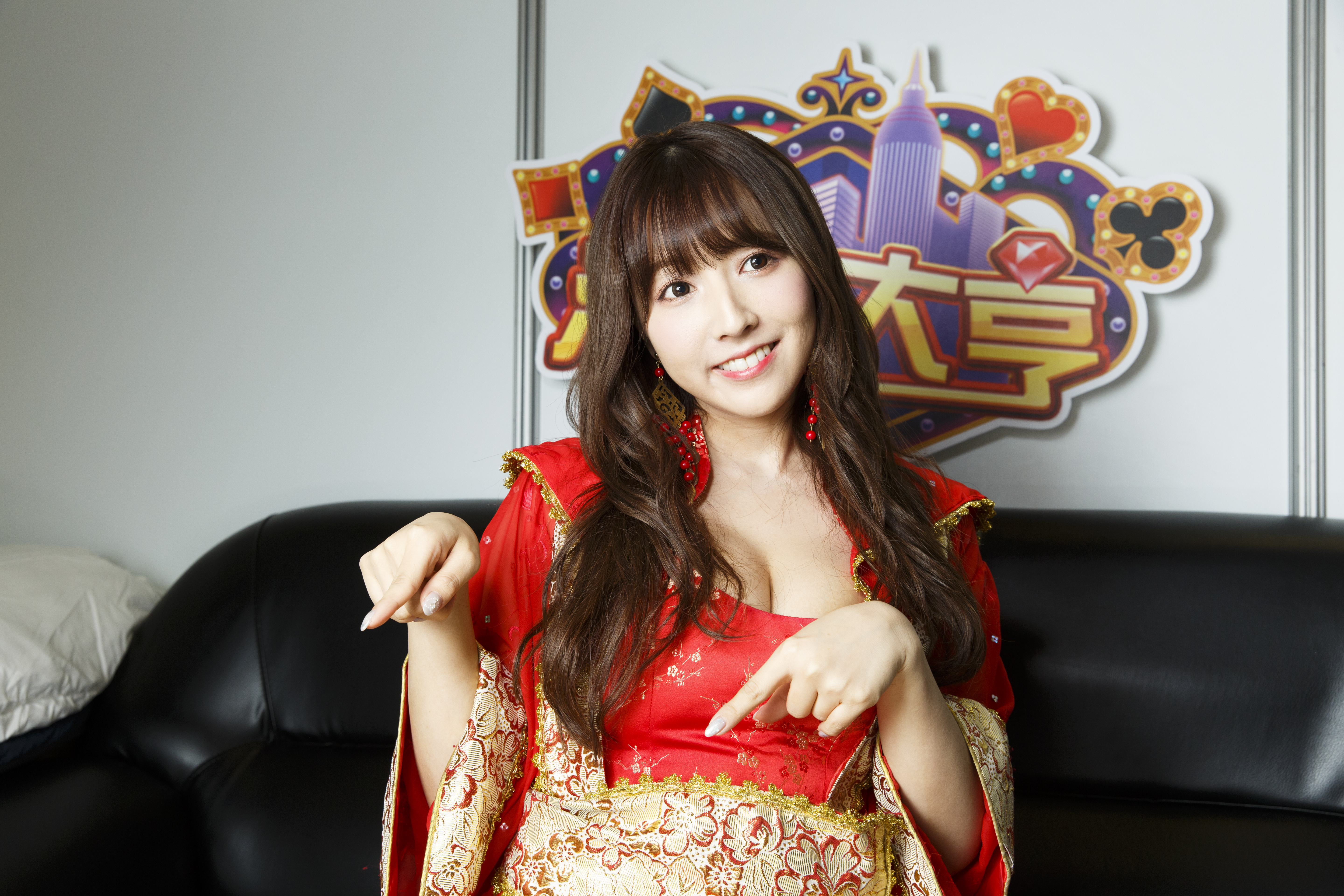 三上悠亞小秀TWICE〈Likey〉舞蹈，邊唱邊跳難不倒。