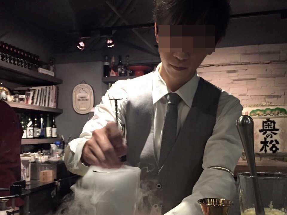 辛男是在夜店當調酒師，友人得知他意外身亡極為不捨。（翻攝自臉書）