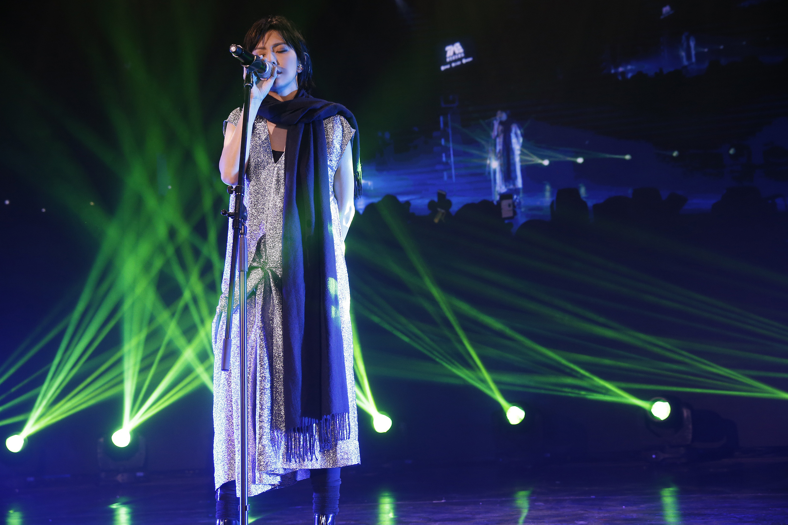 孫燕姿在上海唱談會演唱〈跳舞的梵谷〉。（環球音樂提供）