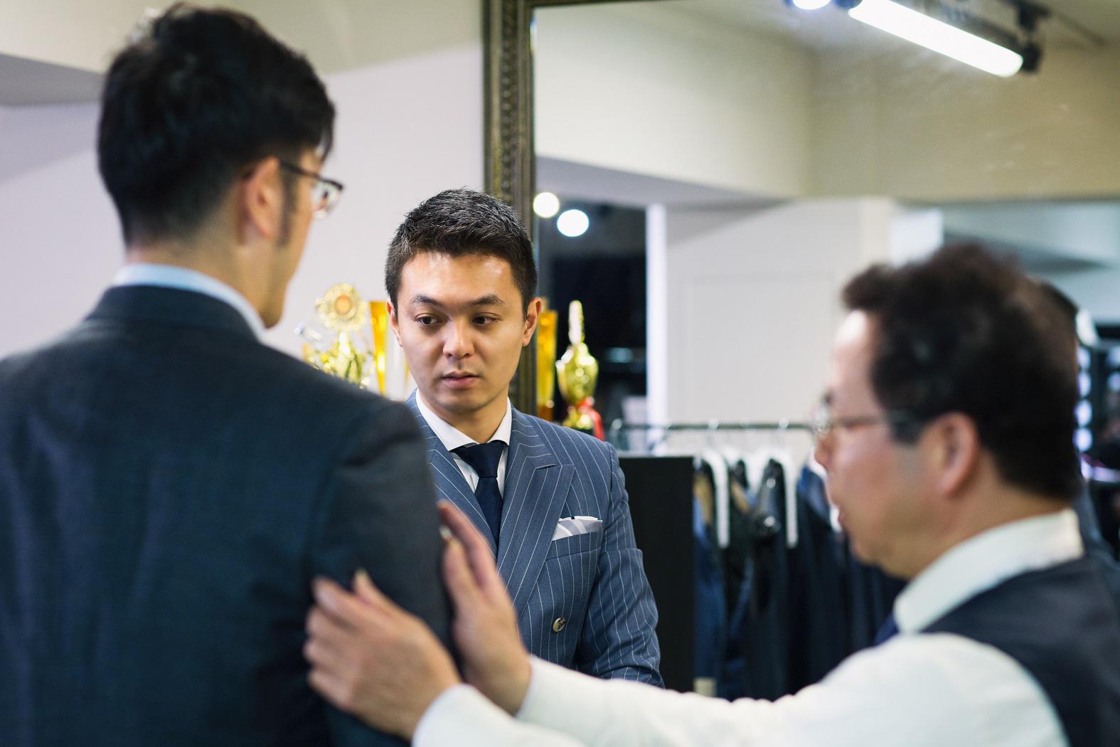 黃淯晨的手工西服店客層35歲以下為主(佔8成),但也不乏一些年長的企業家或品味人士來訂製西服。