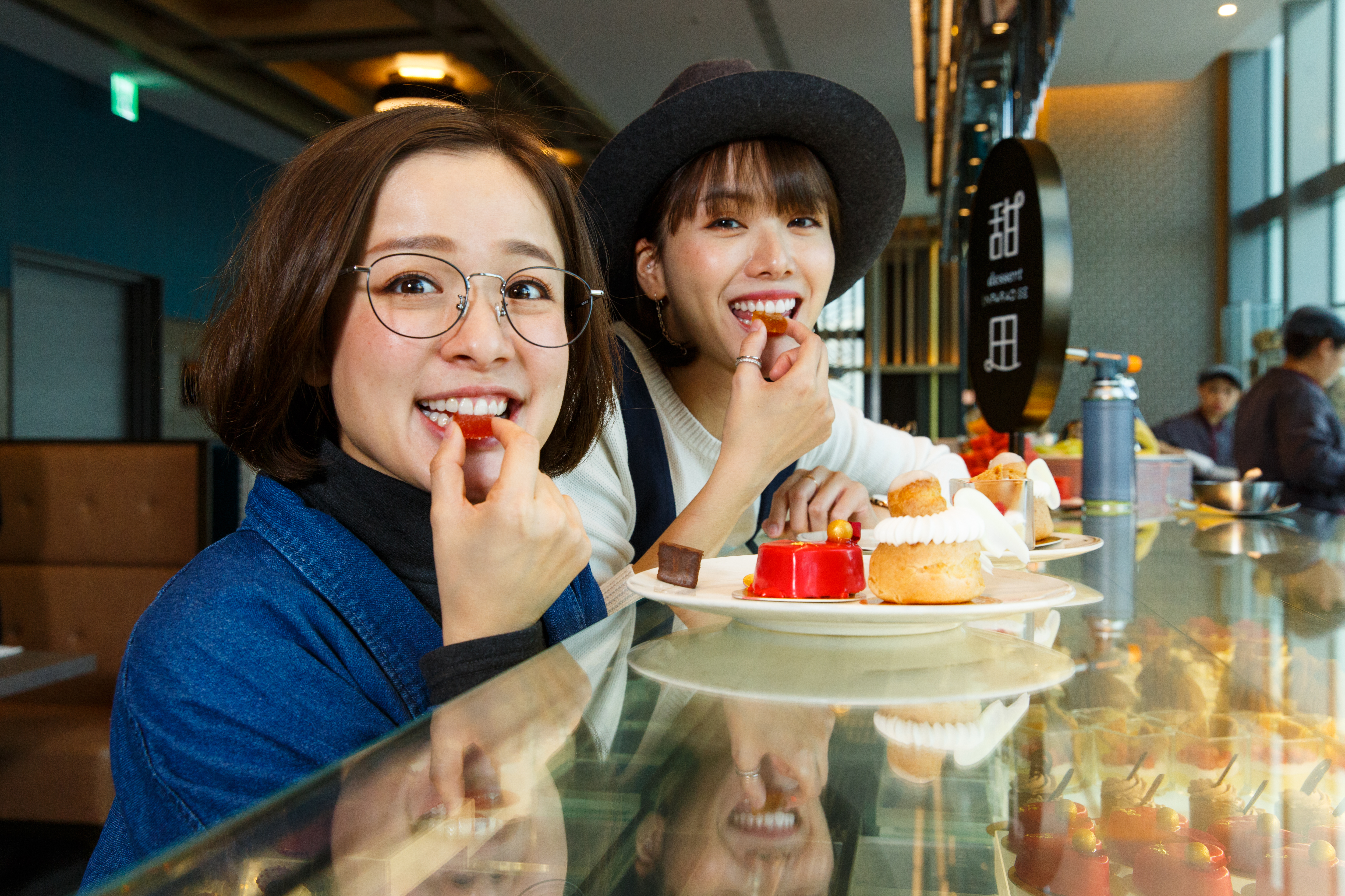 林彥君（左）和方語昕這天吃得實在太多，面對甜食，兩人只敢拿著裝可愛拍照。