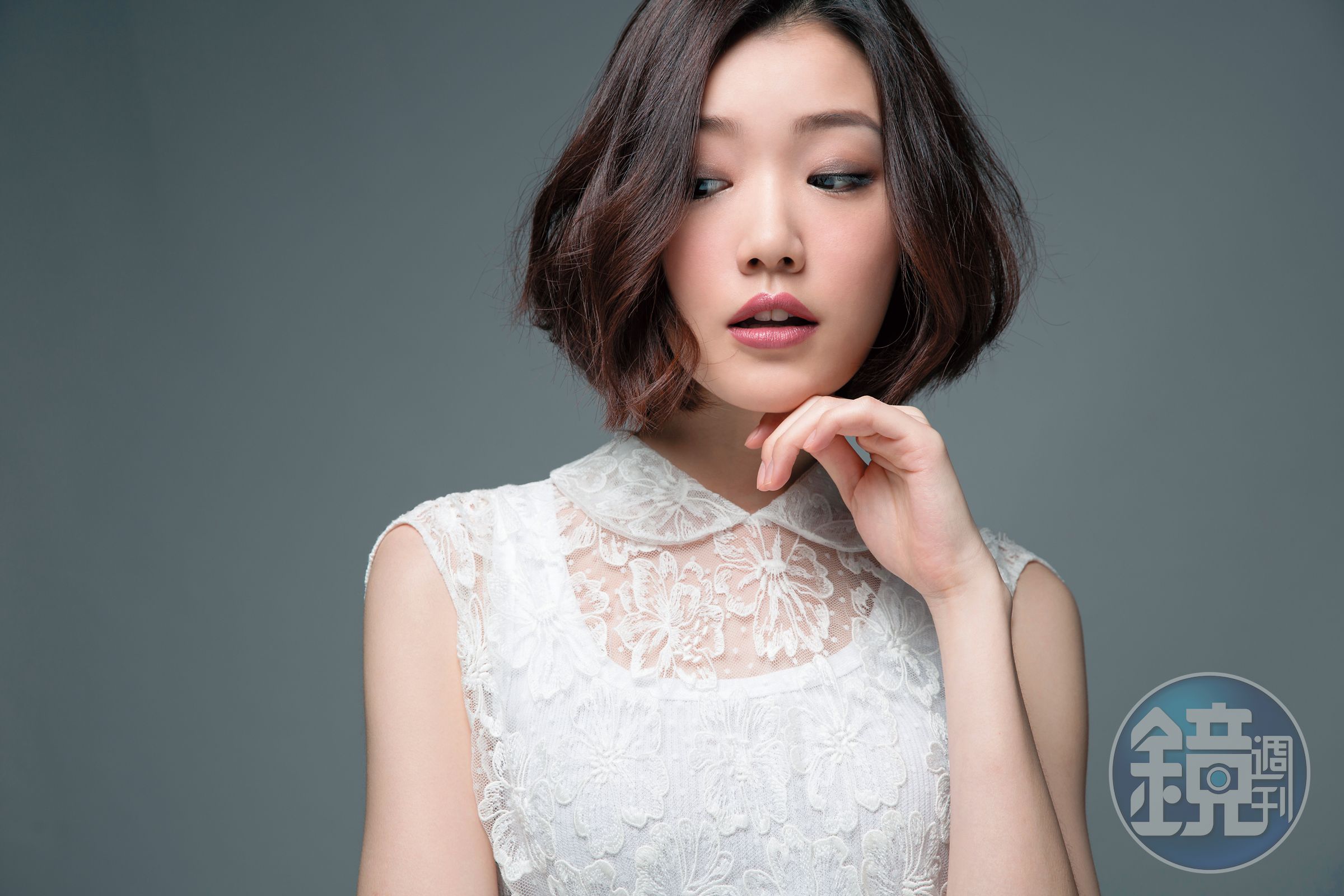 知性眼妝以紫色調、圓形暈法，讓雙眸增添優雅智慧的嫵媚。