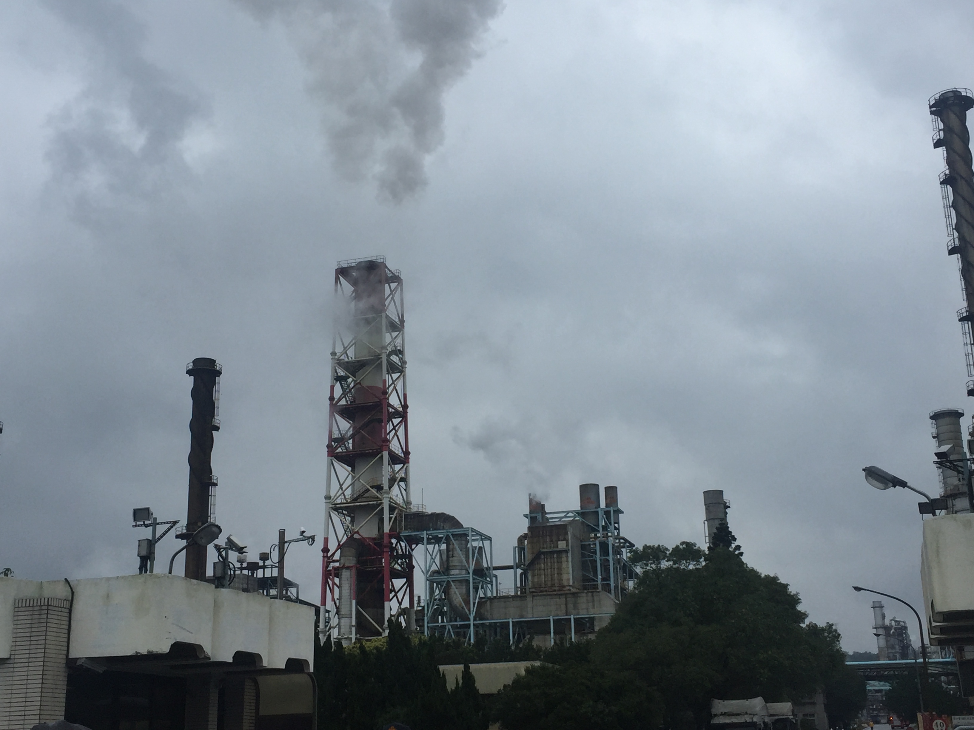 中油煉油廠爆炸，殘火持續燃燒超過4小時。