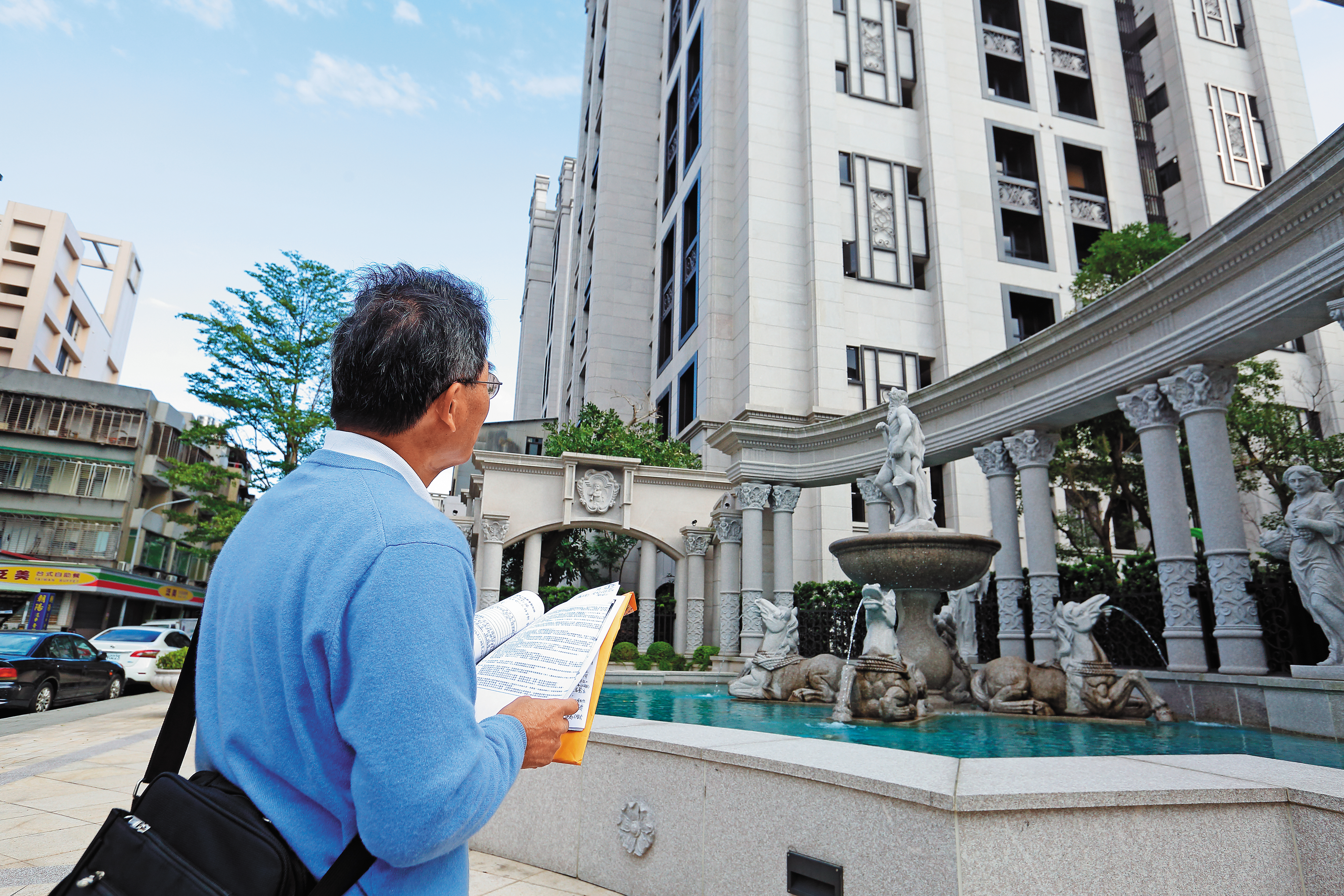 何先生買下內湖「赫里翁」建案，卻因為建商延遲2年多交屋，還不肯照合約解約賠款，讓他氣得提告。