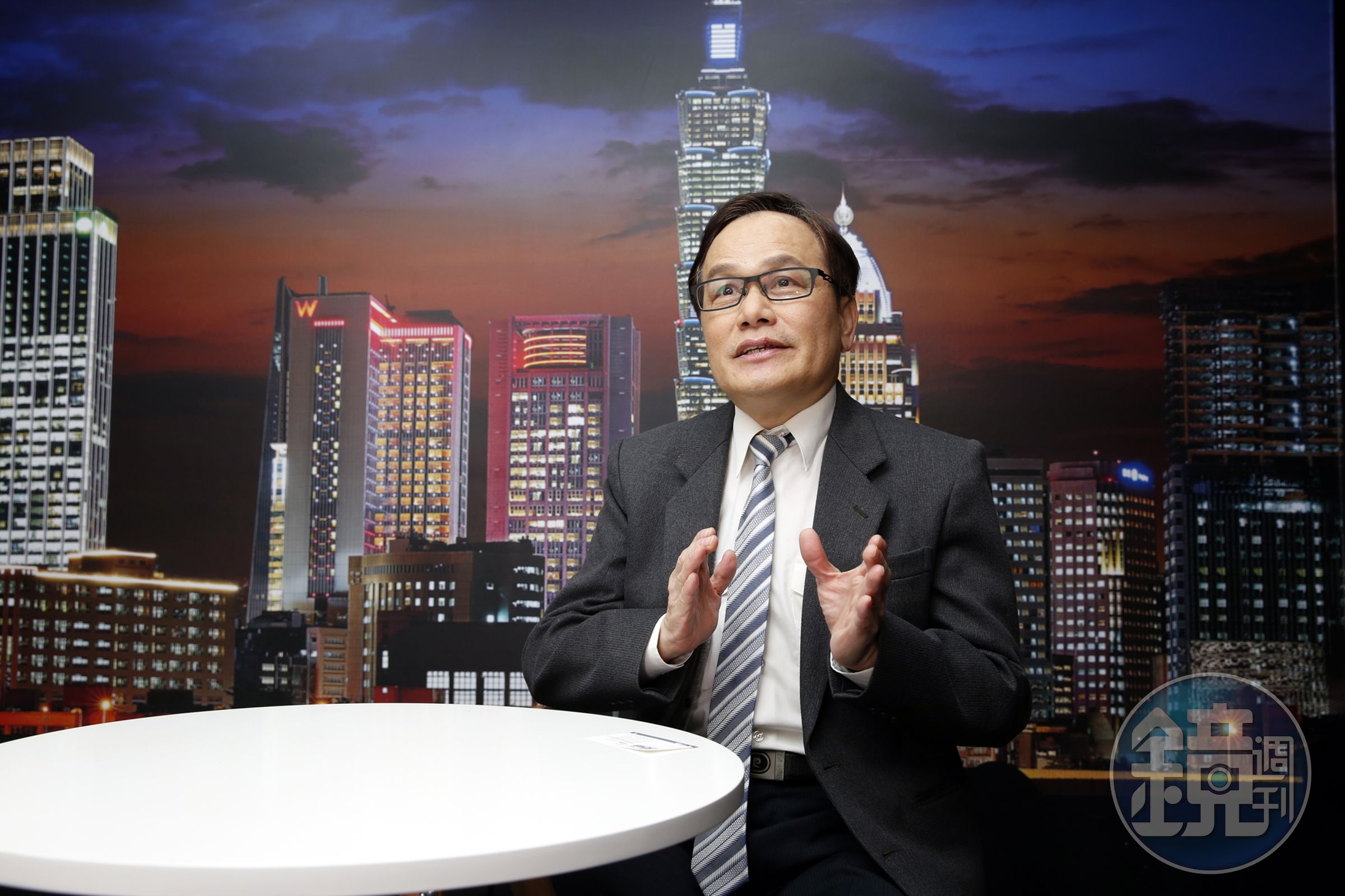 天時地利不動產總經理張欣民建議，不景氣時，最好還是購買成屋，預售屋畢竟風險較高。 