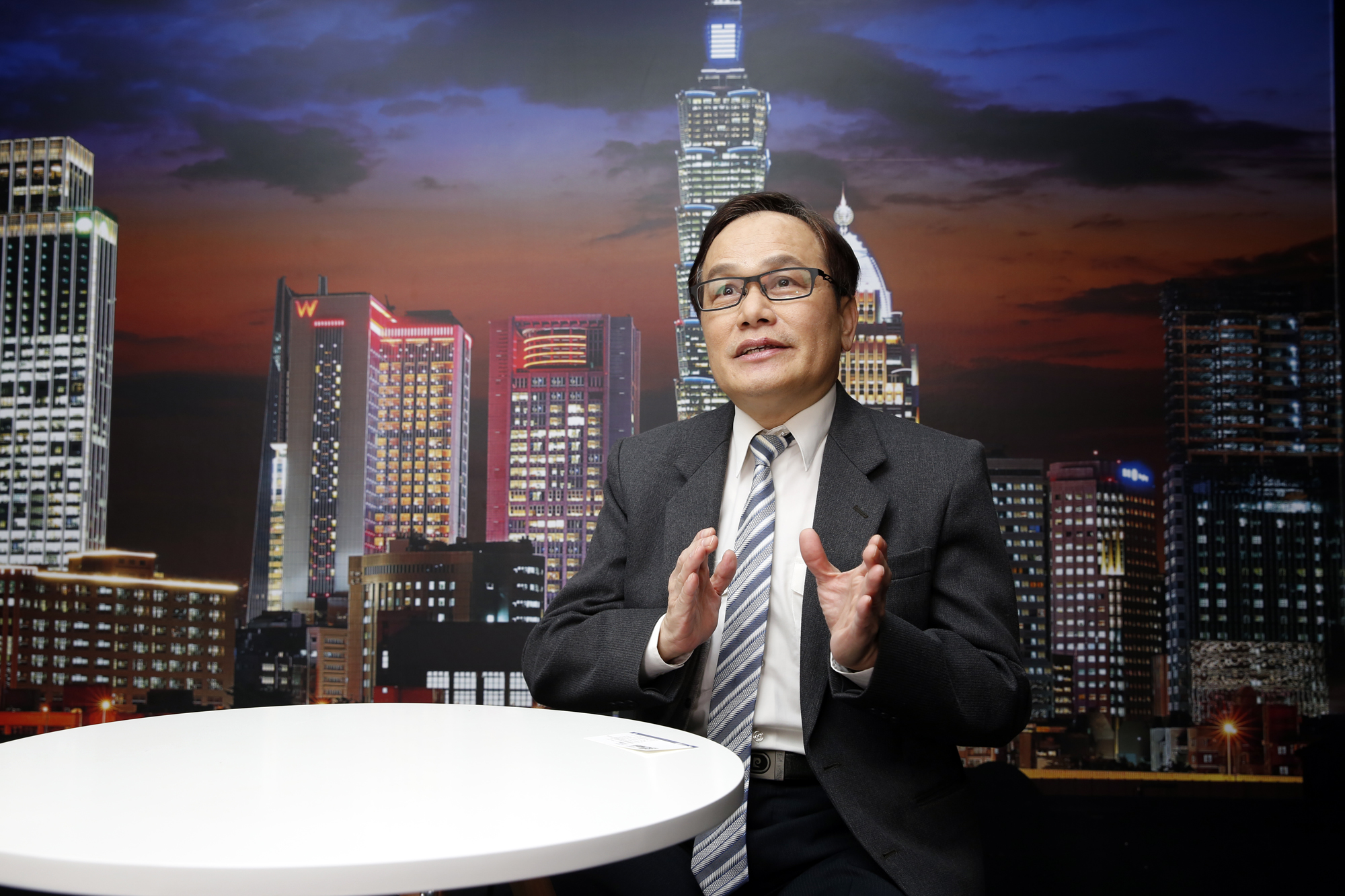 天時地利不動產總經理張欣民建議，不景氣時，最好還是購買成屋，預售屋畢竟風險較高。 