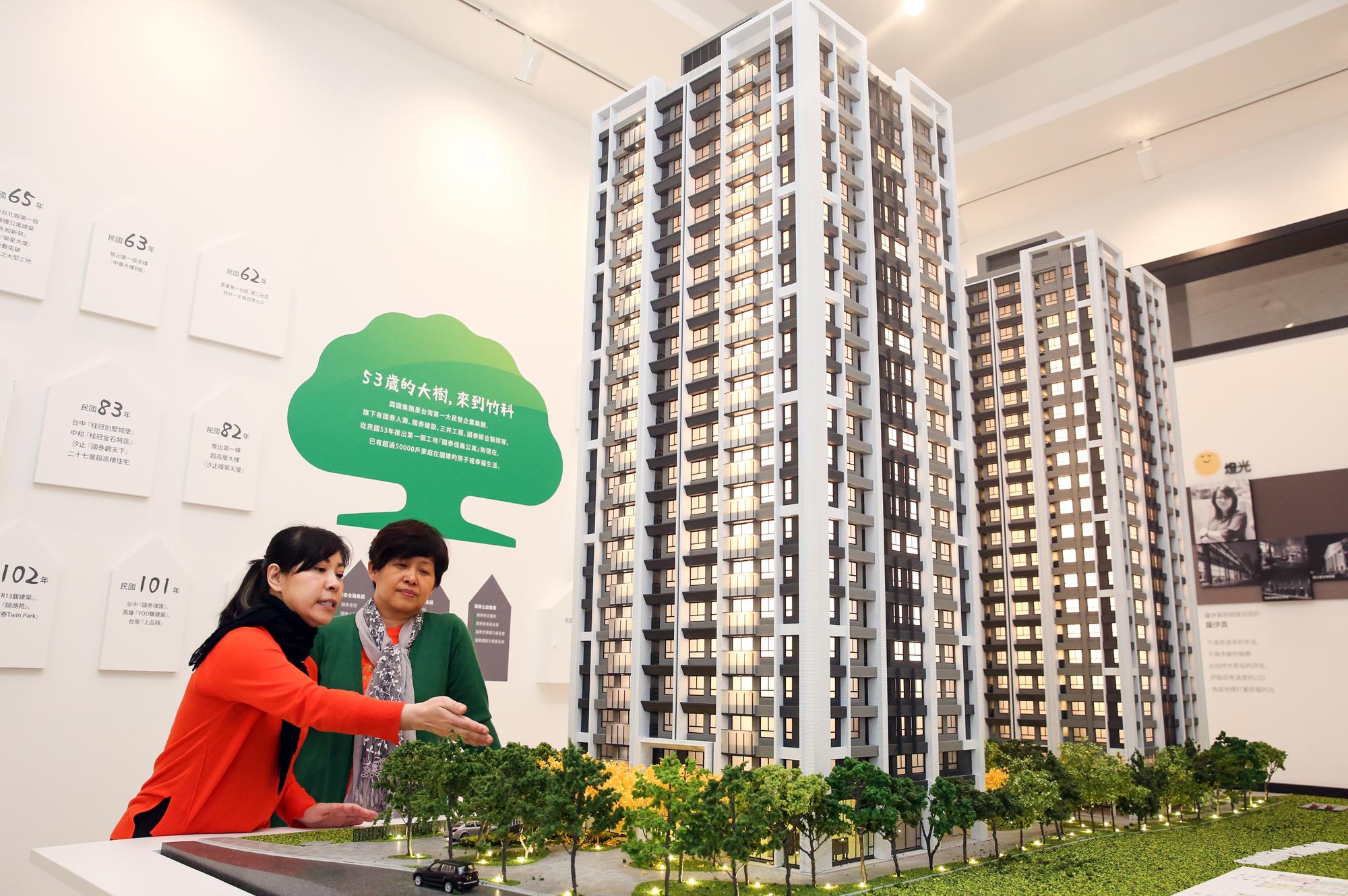 購買預售屋時,務必將建商允諾的事項白紙黑字寫在合約上,同時保存DM廣告物,未來若打官司才有勝算。