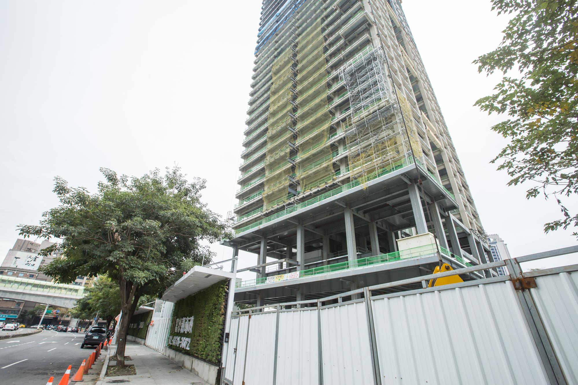 富邦建設在台中的「市政富邦」建案，涉嫌違約修改億元豪宅建案房型，屋主要求退款，卻半年未收到退款與違約金。 