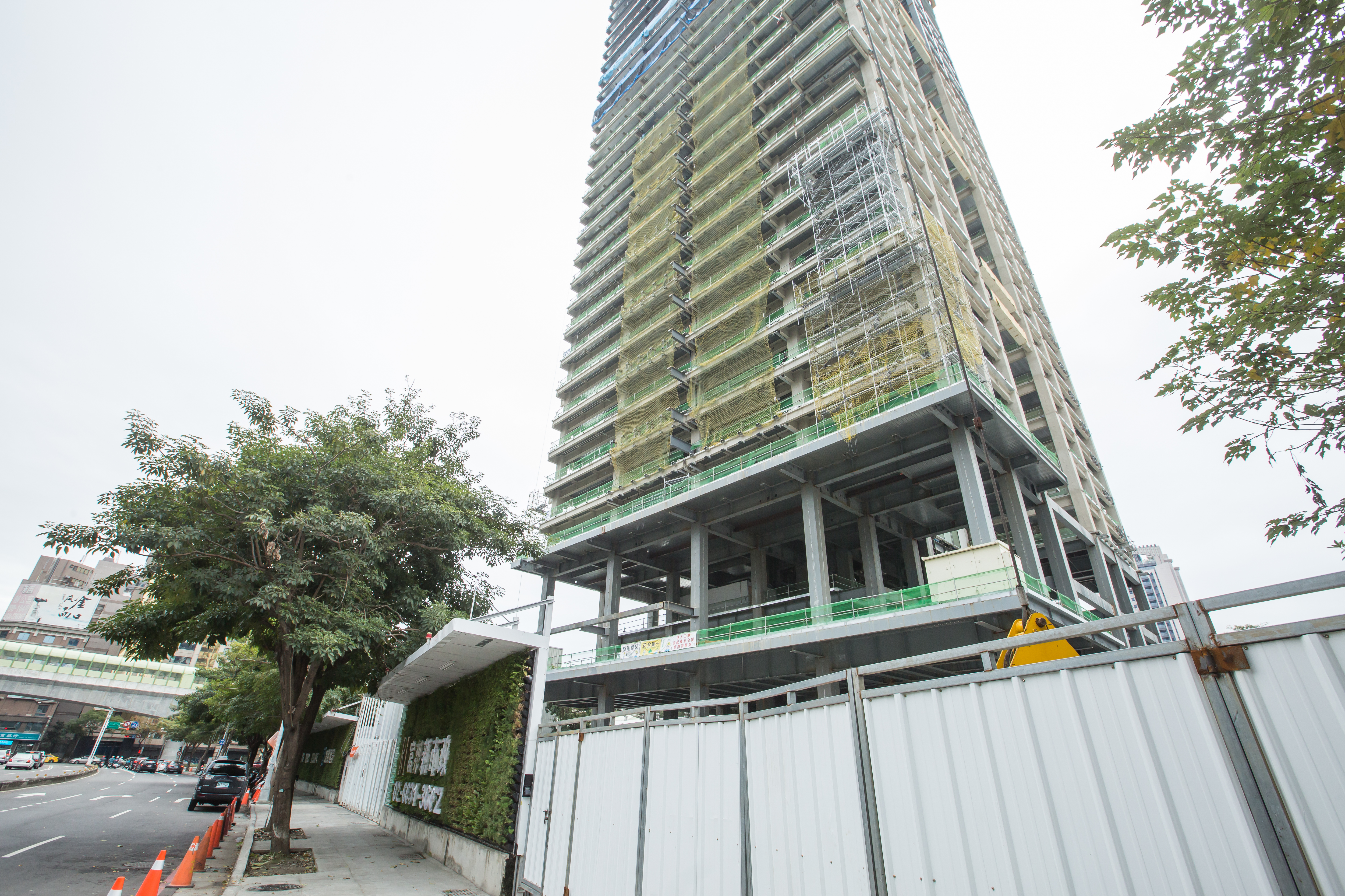 富邦建設在台中的「市政富邦」建案，涉嫌違約修改億元豪宅建案房型，屋主要求退款，卻半年未收到退款與違約金。 