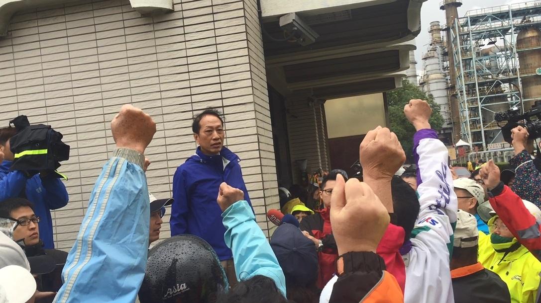 當地里長楊鑫坤率領里民抗議,要求桃煉廠遷廠。