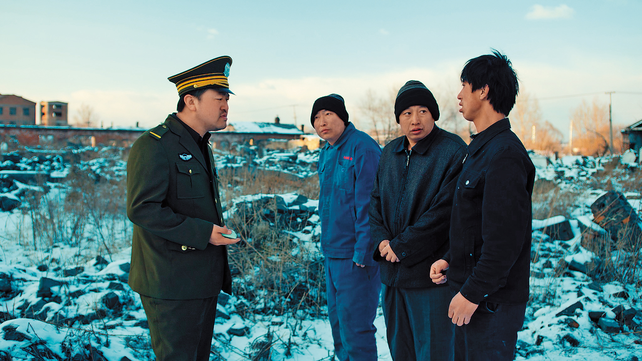 《輕鬆+愉快》背景設在冷清的黑龍江廢棄小鎮,一群騙子為了糊口互相欺騙,雖是黑色幽默喜劇,卻也充滿了酸楚。(傳影互動提供)