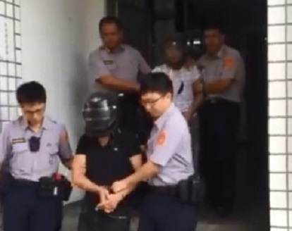 鄧文俊殺人後逃到苗栗，向苗栗縣警局投案，台中警方將他押解至地檢署。（警方提供）