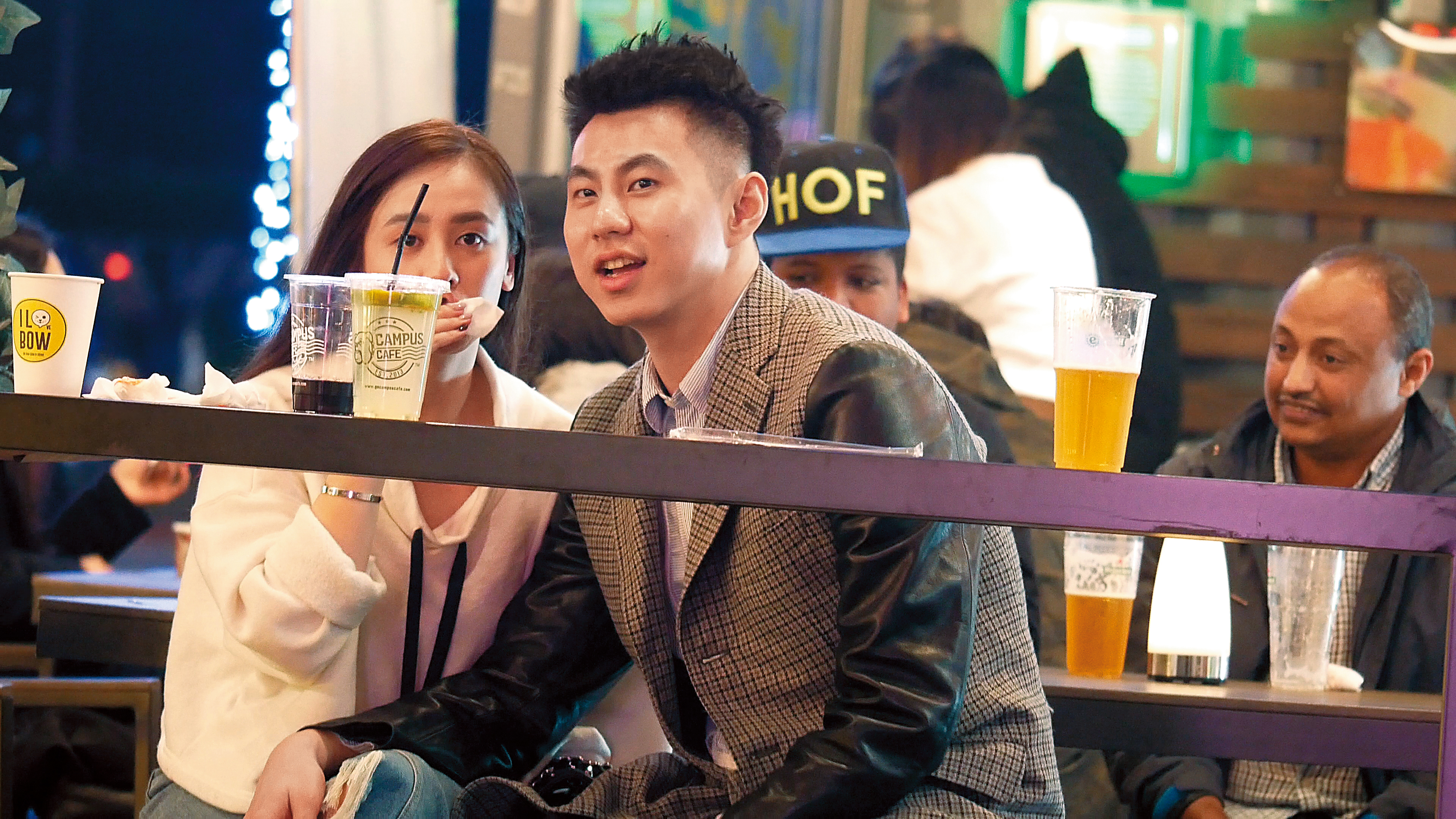 男友也順勢將手放在洪棠的大腿上。