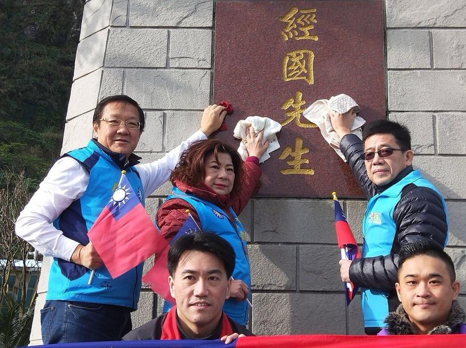 基隆市長候選人提名民調前兩名的謝立功（後排右一）及宋瑋莉（後排中）。（翻攝自介文汲臉書）