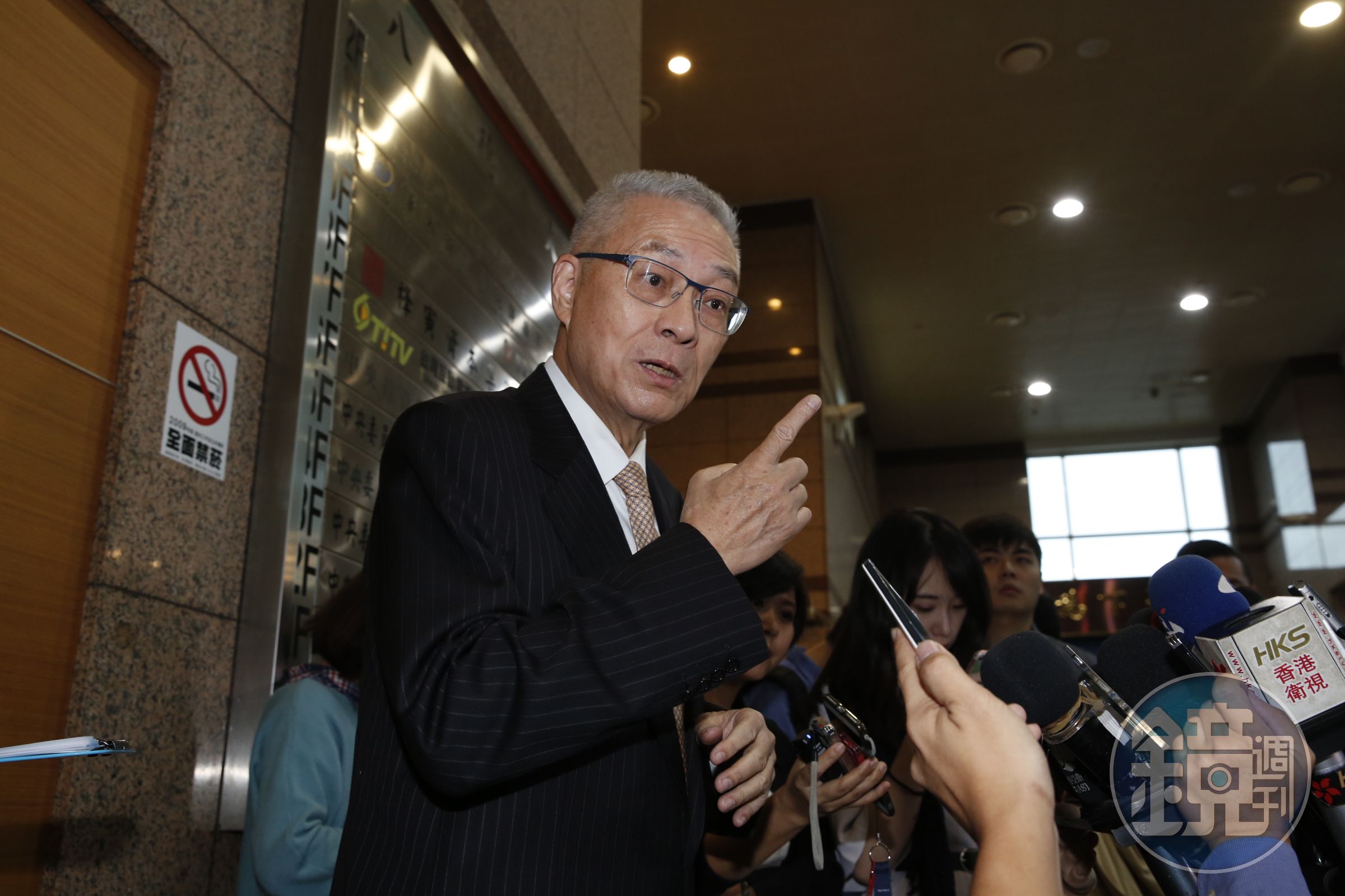國民黨主席吳敦義與新北市長朱立倫放眼2020大位，急欲拉攏黨內高人氣中生代明星立委蔣萬安，蔣不敢得罪任何一方，維持適當距離。