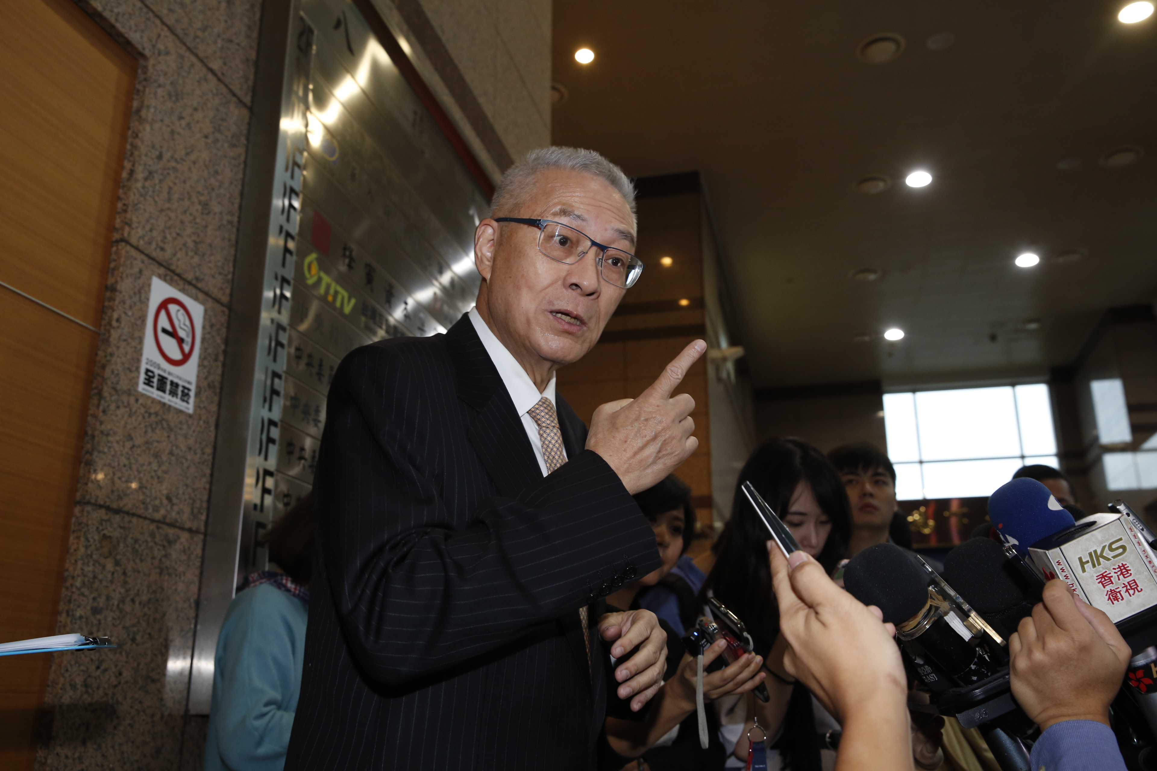 國民黨主席吳敦義與新北市長朱立倫放眼2020大位，急欲拉攏黨內高人氣中生代明星立委蔣萬安，蔣不敢得罪任何一方，維持適當距離。