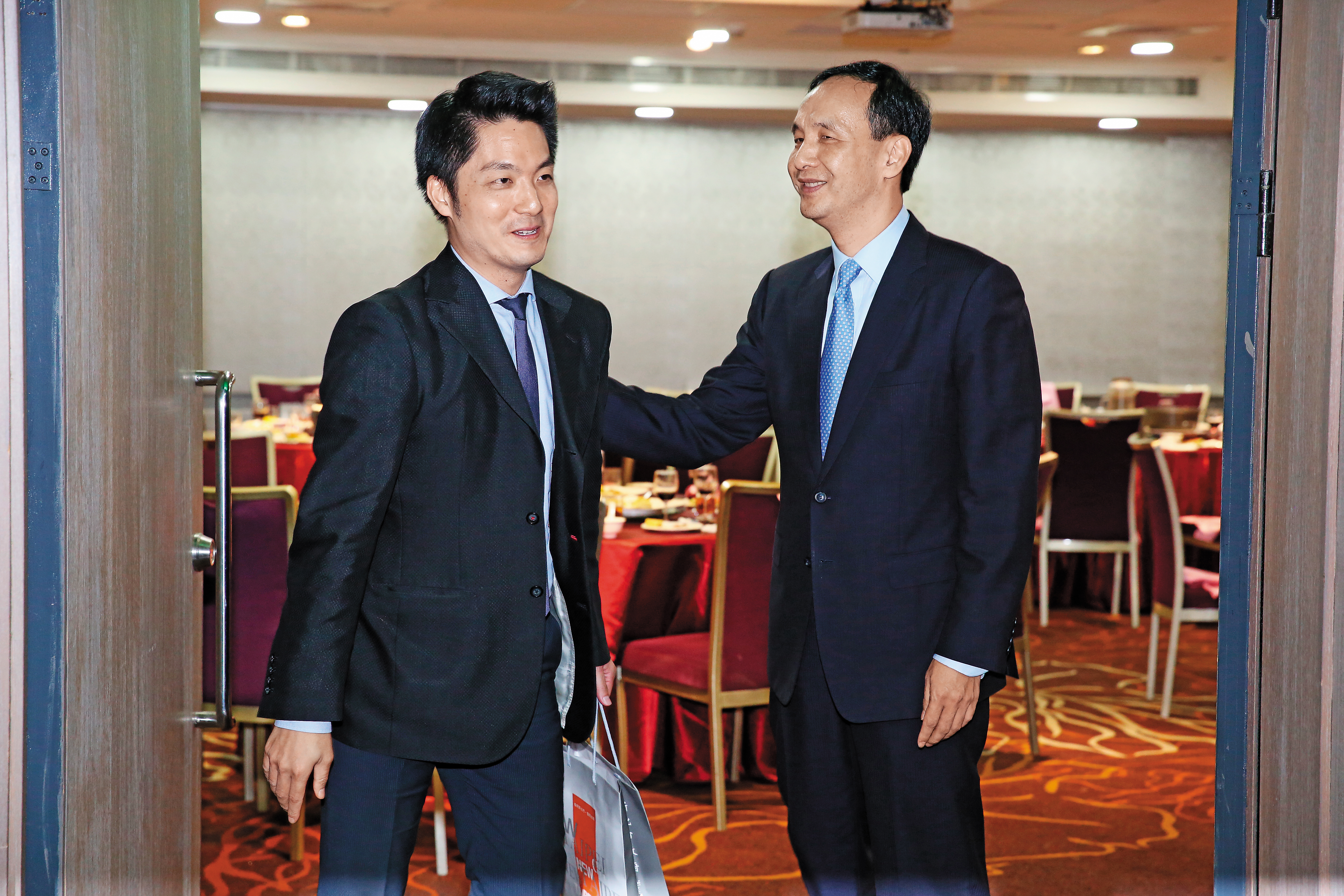 朱立倫（右）去年大動作宴請藍委及縣市長，被解讀為搶當藍營新共主，面對2018選舉，朱除了布局新北外，也鼓勵蔣萬安（左）參選，甚至還暗助蔣。