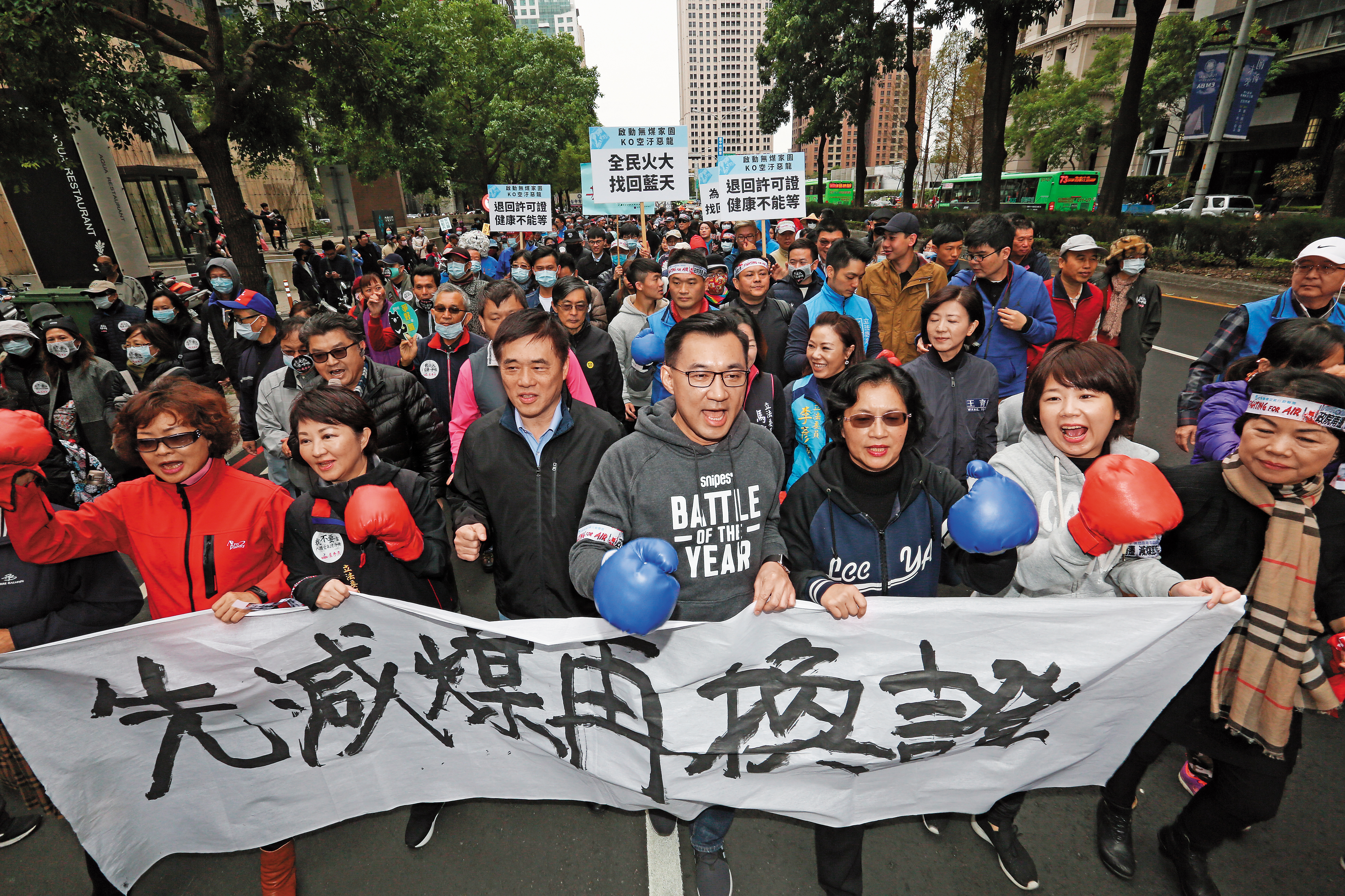 環團去年舉辦台中反空汙大遊行，有意參選2018的藍委均出席走在隊伍最前方，而高人氣的蔣萬安卻隱身在隊伍後方，不時被民眾認出要求合照。
