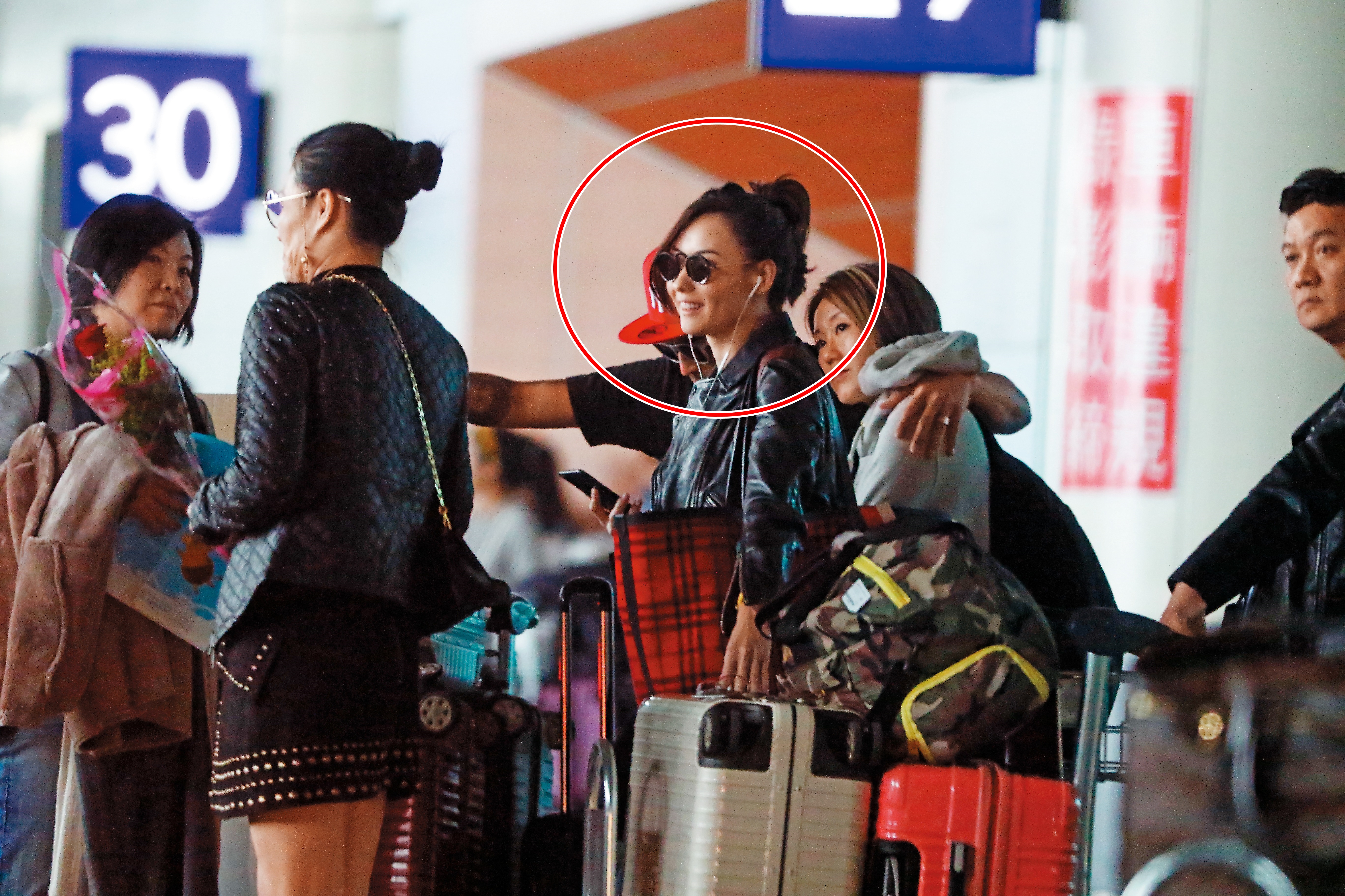 1/20 16：31 沒帶寶貝兒子同行的張栢芝（紅圈），在等候保母車接人的時候臉上始終掛著笑容，看來心情不錯。