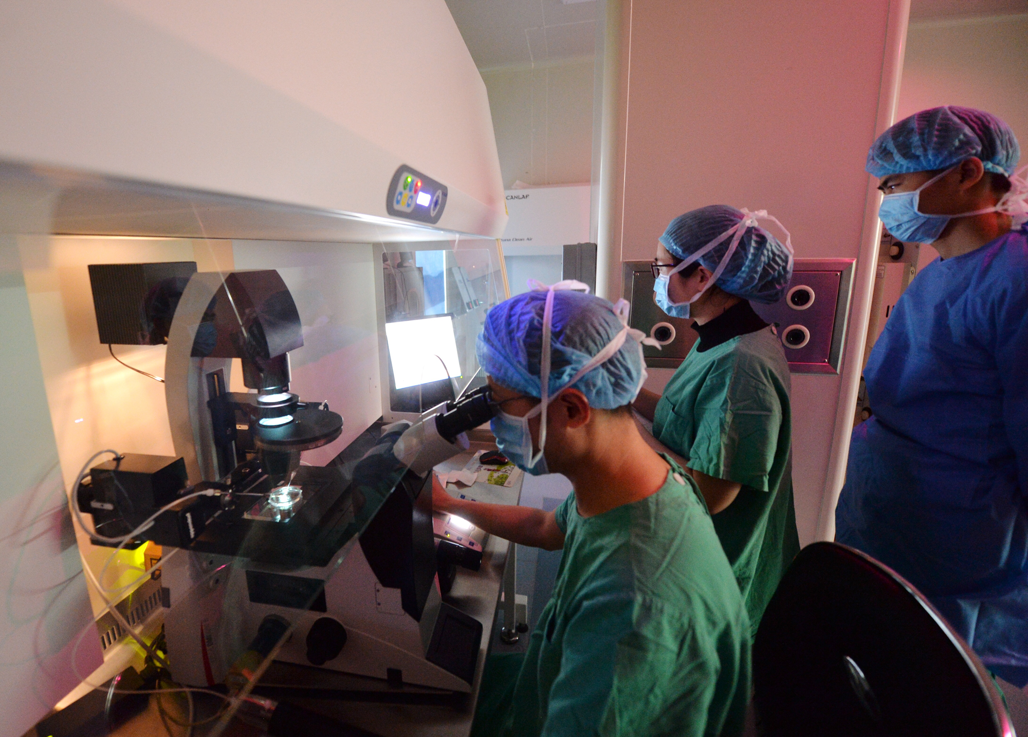 近年來人工生殖技術進步，造福不少不孕夫婦。（東方IC）