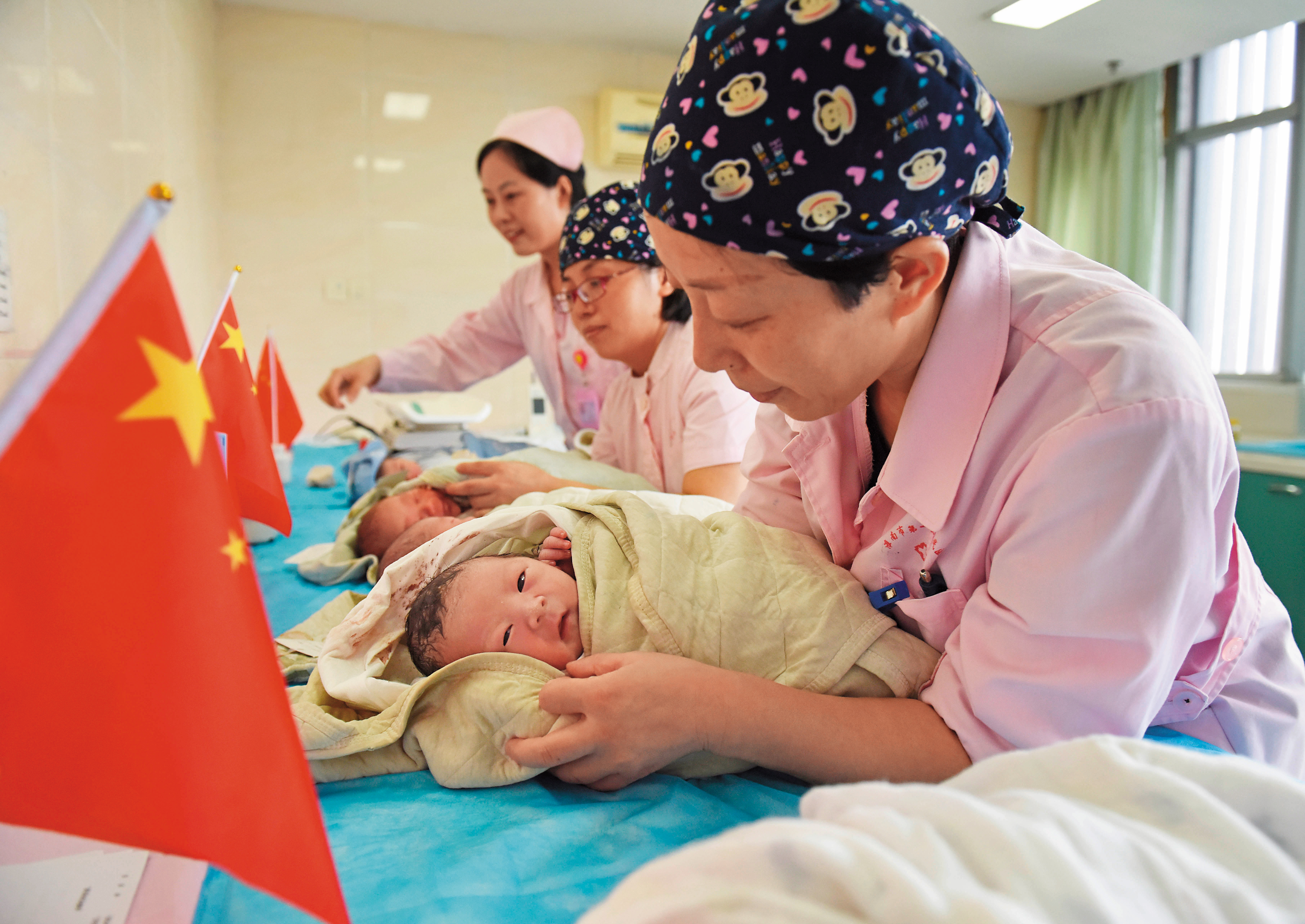 中國解除一胎化政策後，新生兒人數還是下滑，受衝擊最大的會是結婚與兒童相關產品，如童裝、婚宴婚紗供應商等。（東方IC）