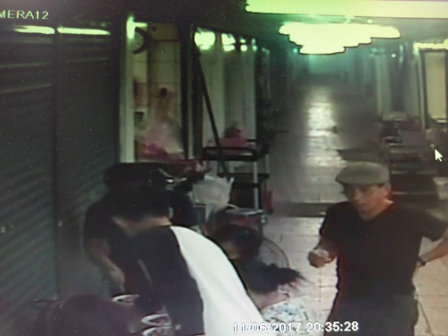 在犯案結束後,兩名菲籍犯嫌去三重區小吃攤慶祝,但也被監視器清楚拍下。(警方提供)