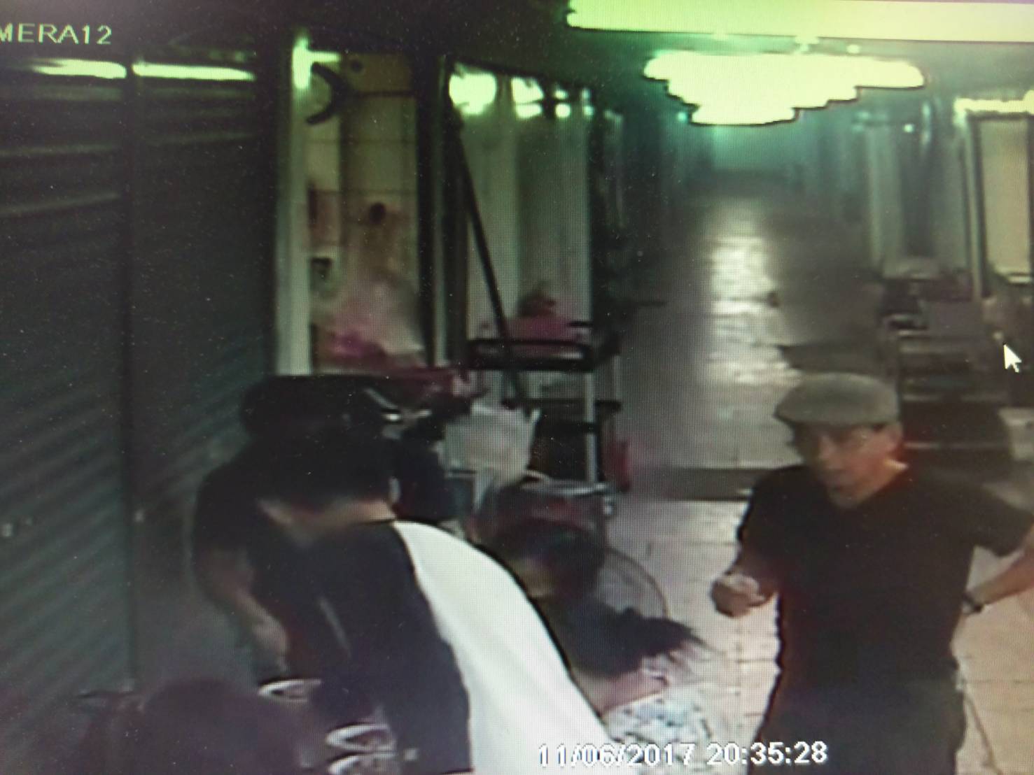 在犯案結束後，兩名菲籍犯嫌去三重區小吃攤慶祝，但也被監視器清楚拍下。（警方提供）