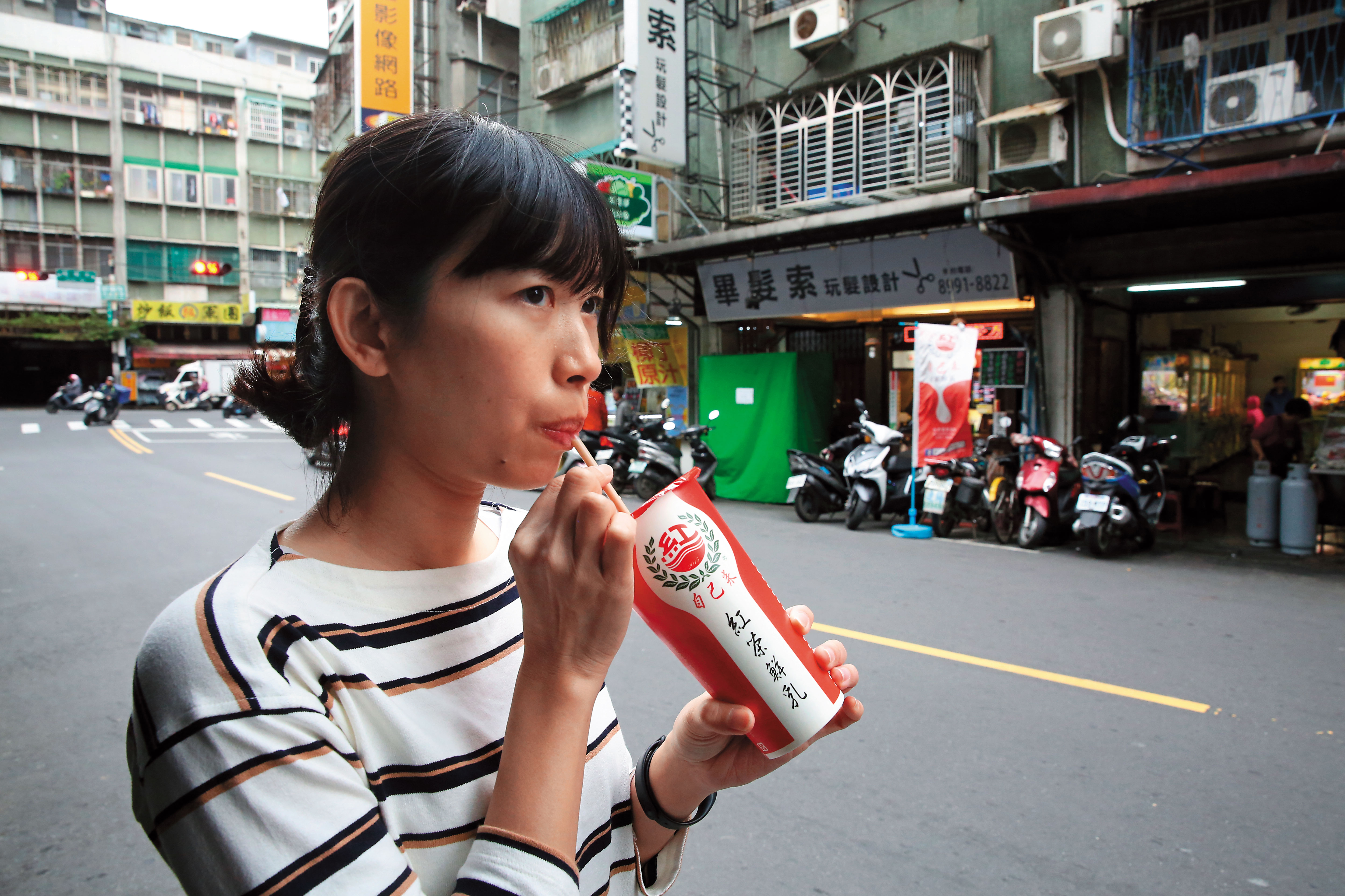 自己來紅茶鮮乳全台有119間分店，吸引不少年輕人掏錢購買。