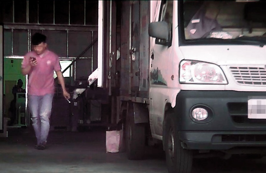 本刊直擊自己來紅茶鮮乳員工一邊抽菸滑手機，還開著左側冷凍倉庫大門，衛生條件堪虞。