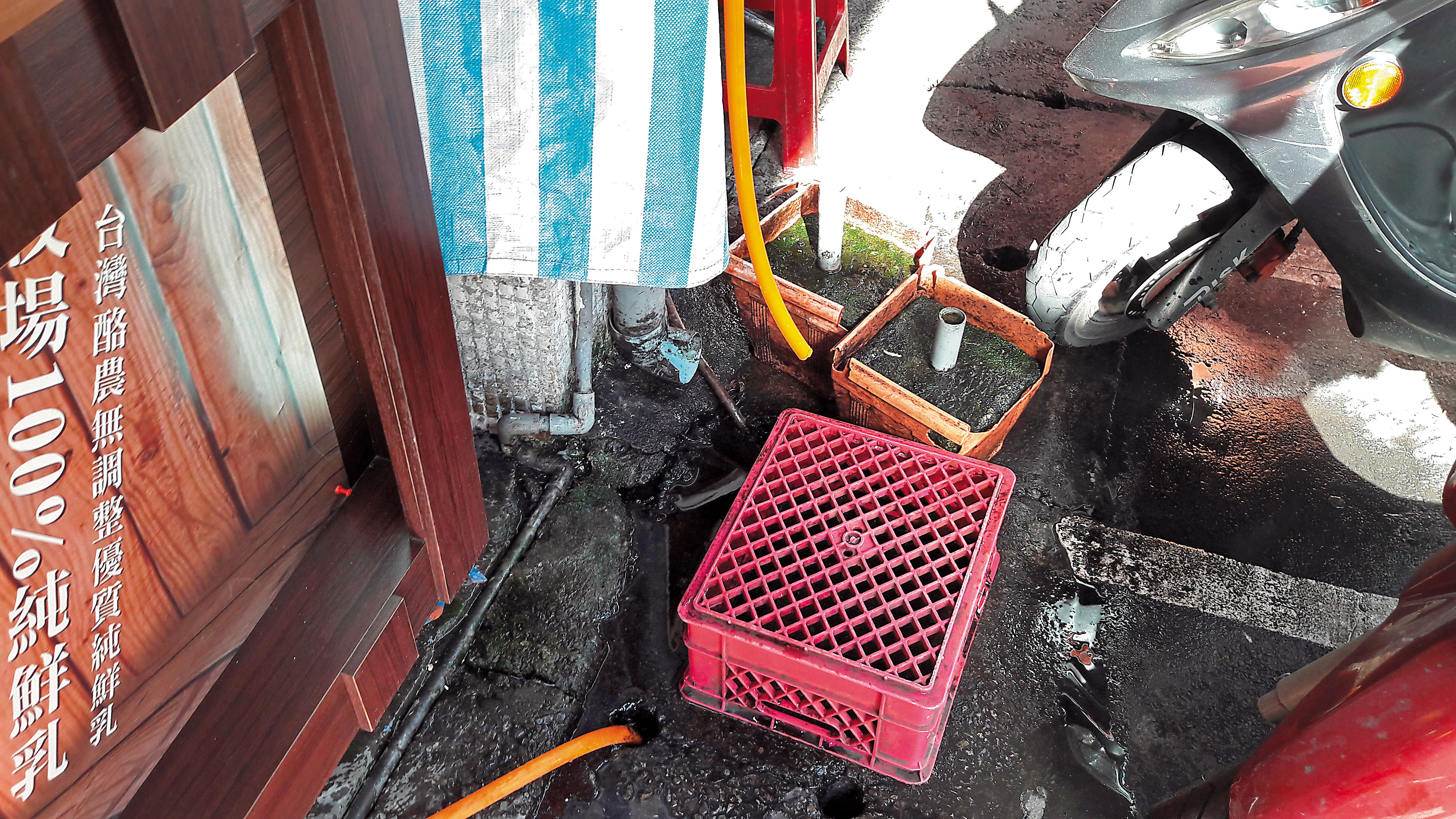 自己來紅茶鮮乳新莊福壽店的環境不佳，店面前方滿是噁心髒水。