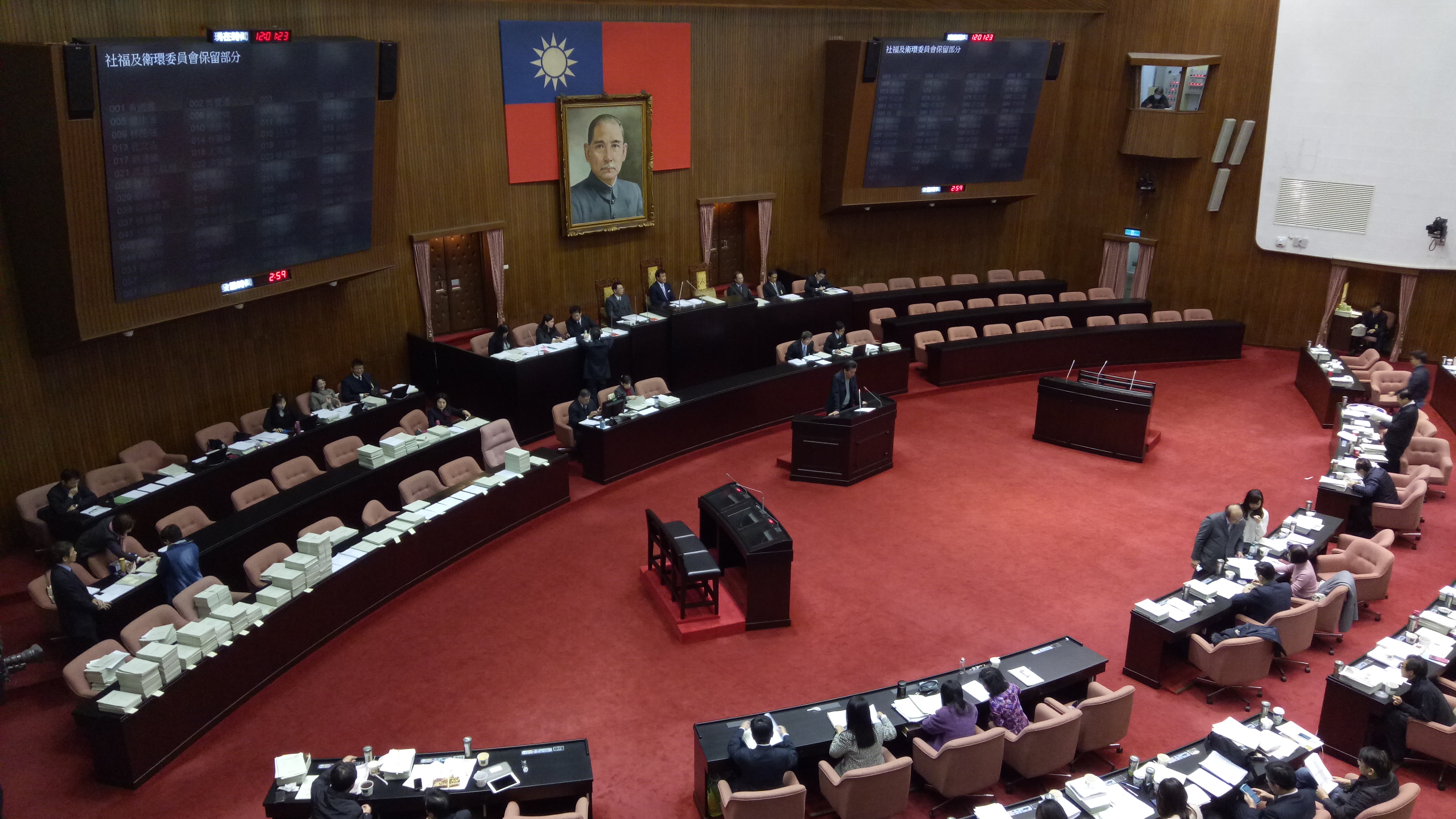 立法院臨時會今三讀通過今年度總預算，共刪減249.1億元。