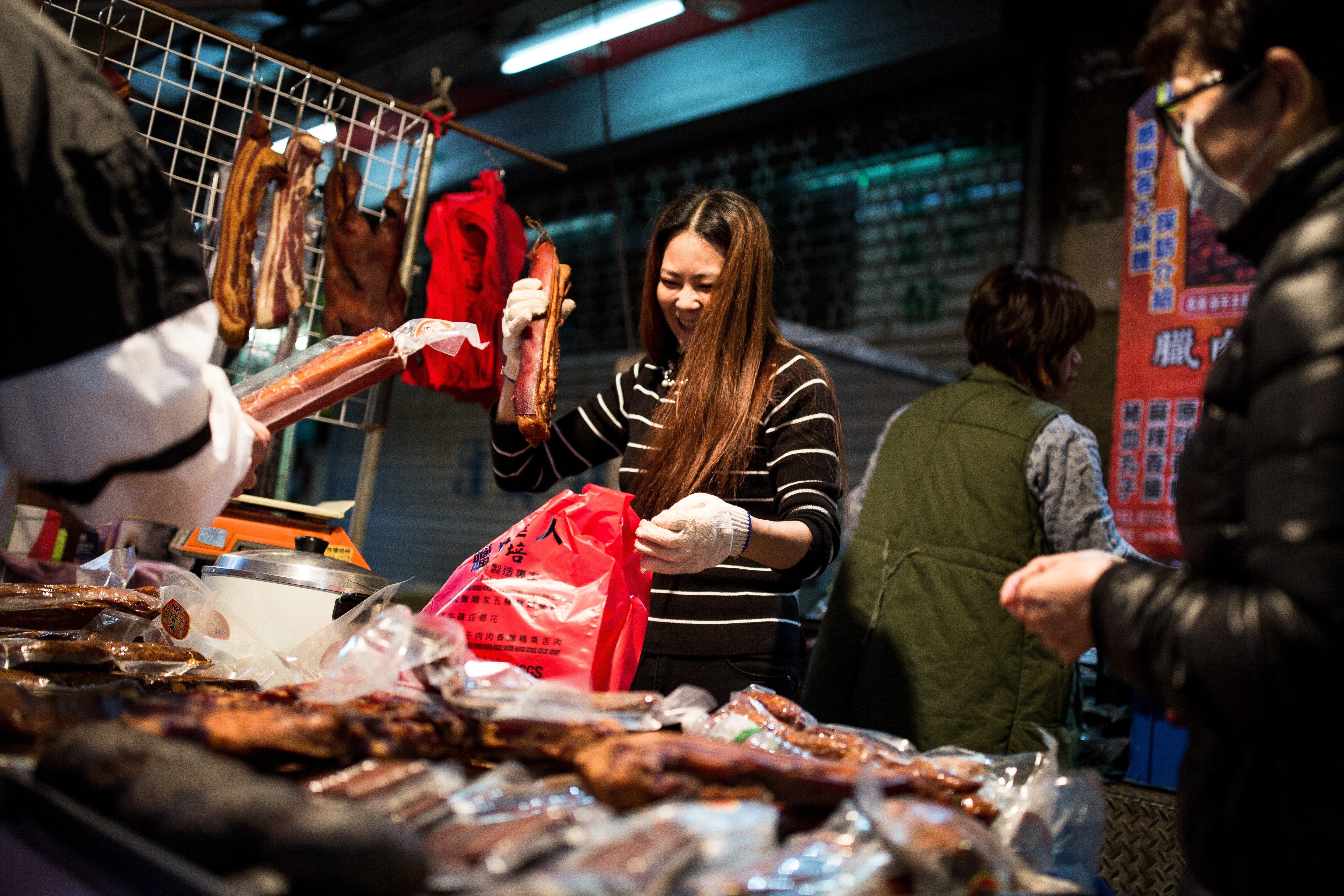 湘祁香臘肉第二代老闆李元培過世後，現由太太蕭冰接手，走過喪夫之痛，現在她已為三個孩子振作，一肩扛起老店。