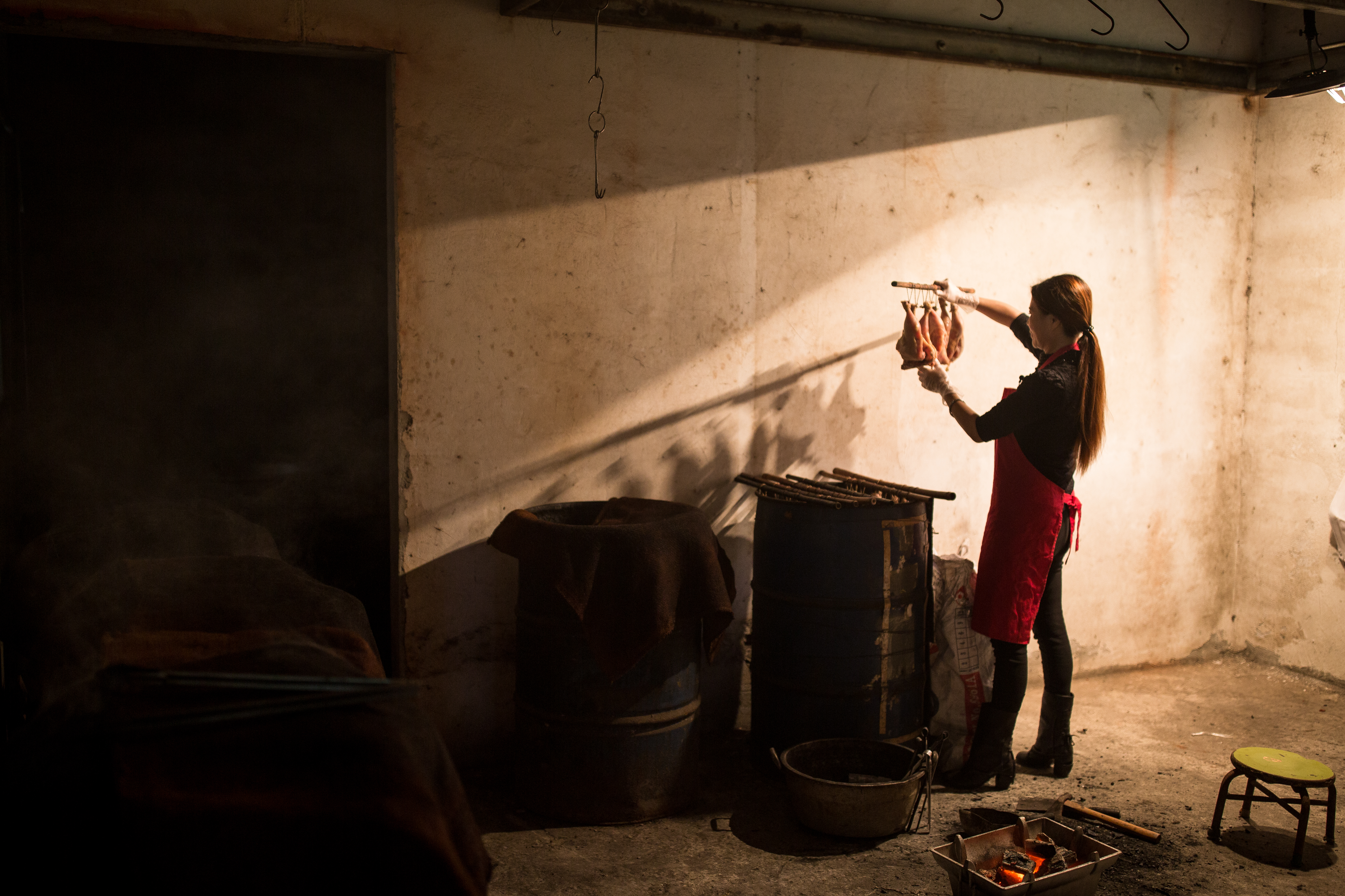 過去燻肉都是先生李元培負責，因為煙大味濃，常燻的人眼淚直流，蕭冰幾乎不碰這個步驟。