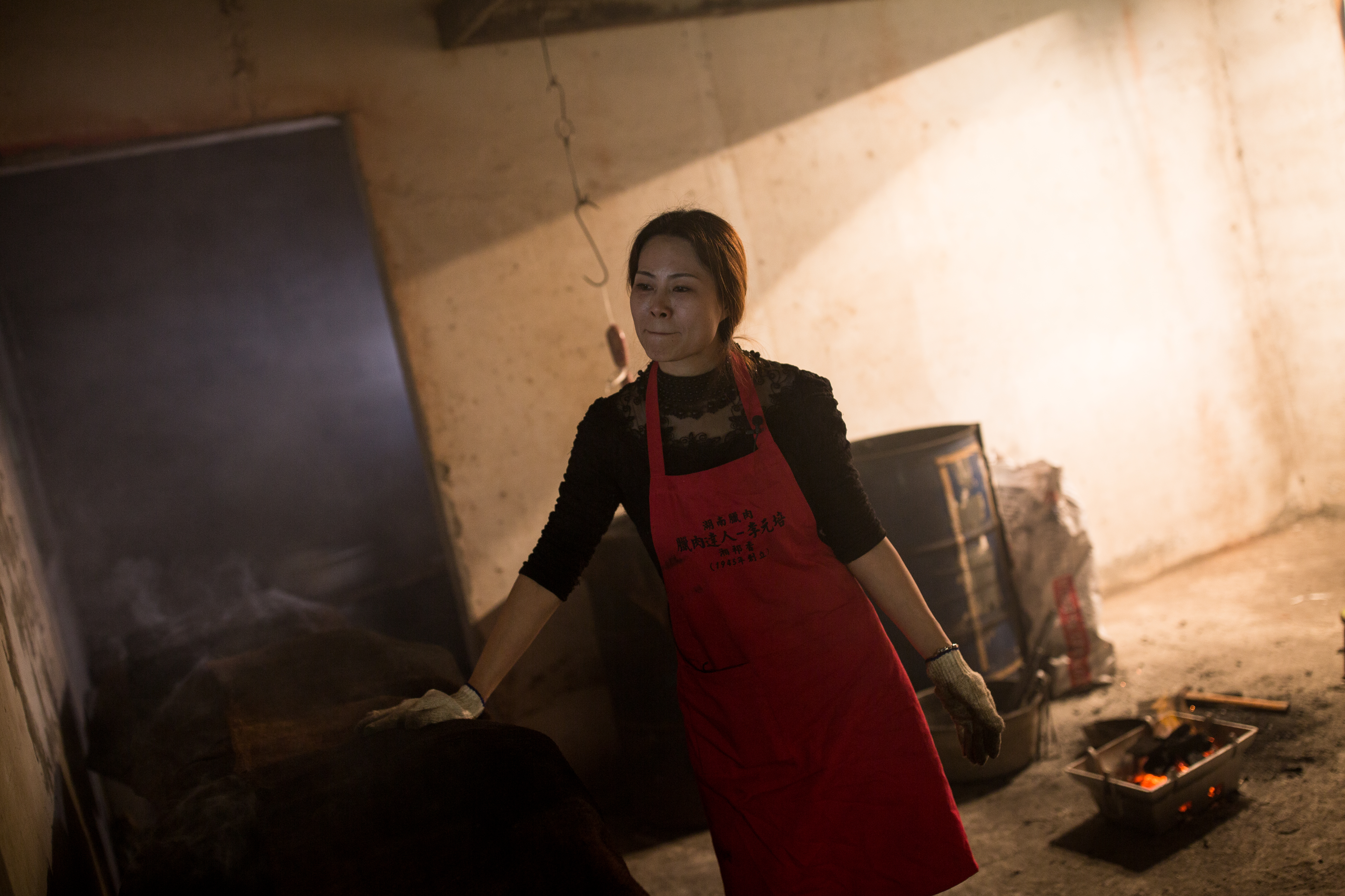 先生過世後，蕭冰從不在人前掉淚，想哭的時候，她躲進瀰漫燻煙裡。