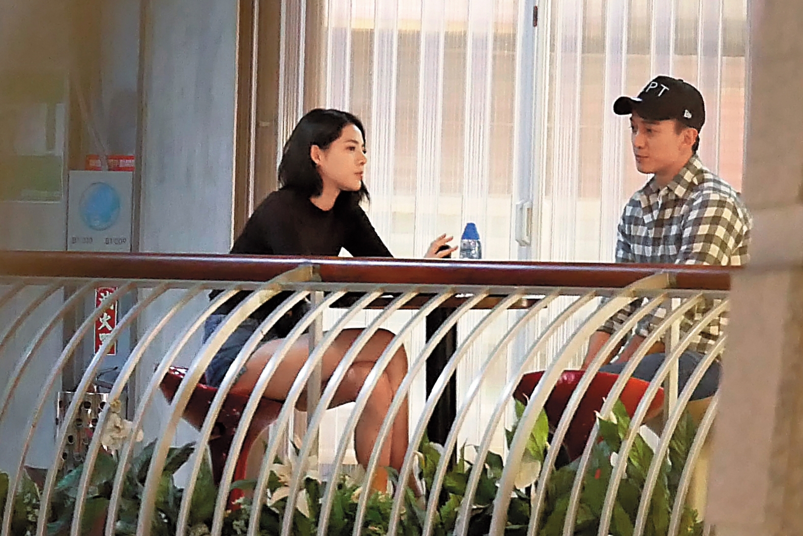 跟王家梁約會的女生，側面有點許瑋甯的fu，小倆口的互動非常熱絡。